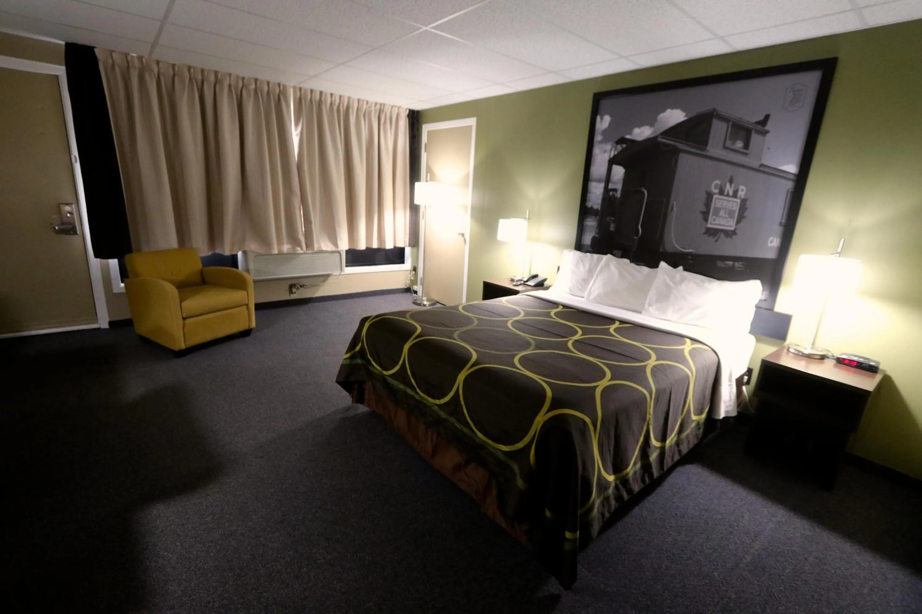 Photo of the whole room, Bed in Super 8 by Wyndham Hearst ON