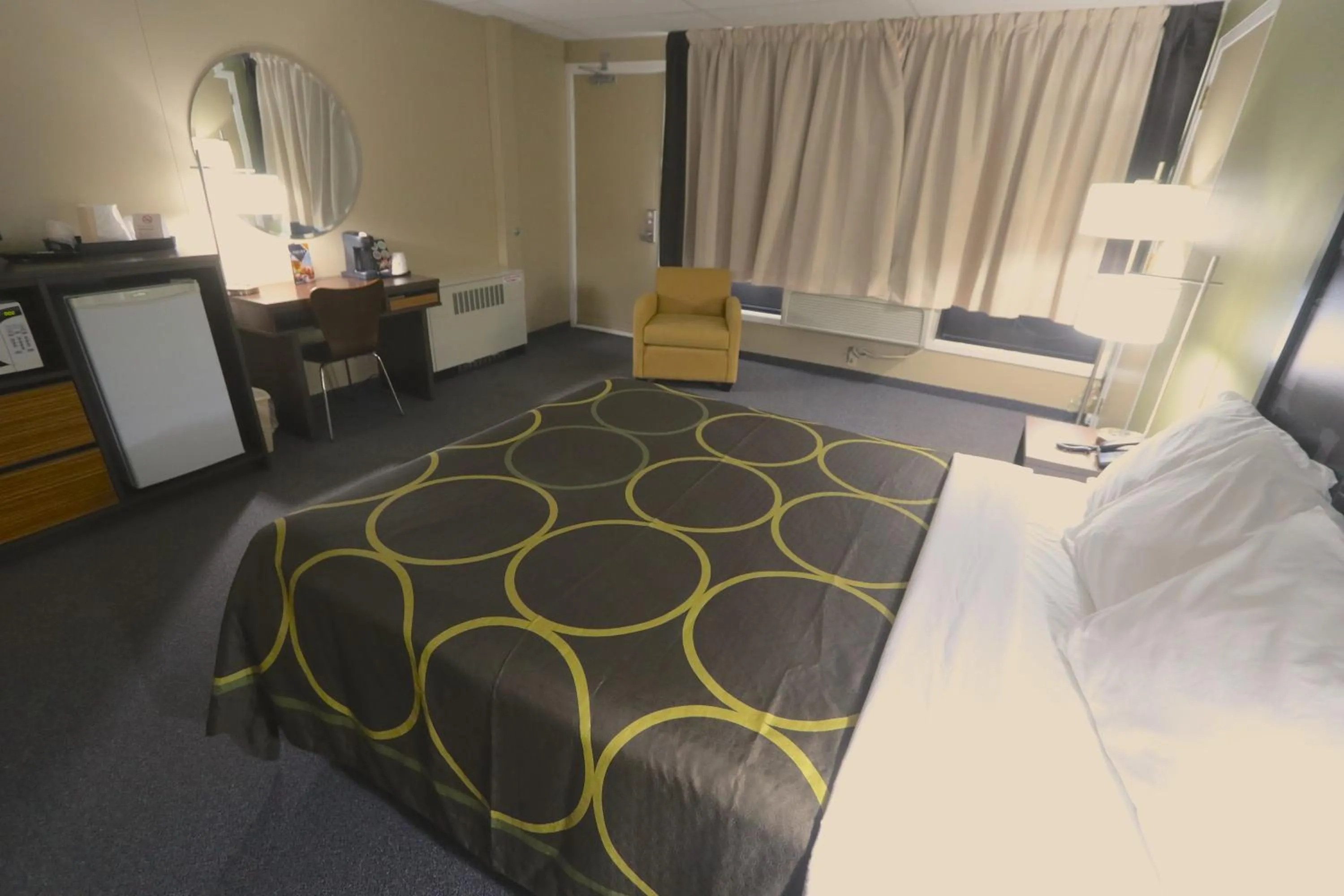 Photo of the whole room, Bed in Super 8 by Wyndham Hearst ON