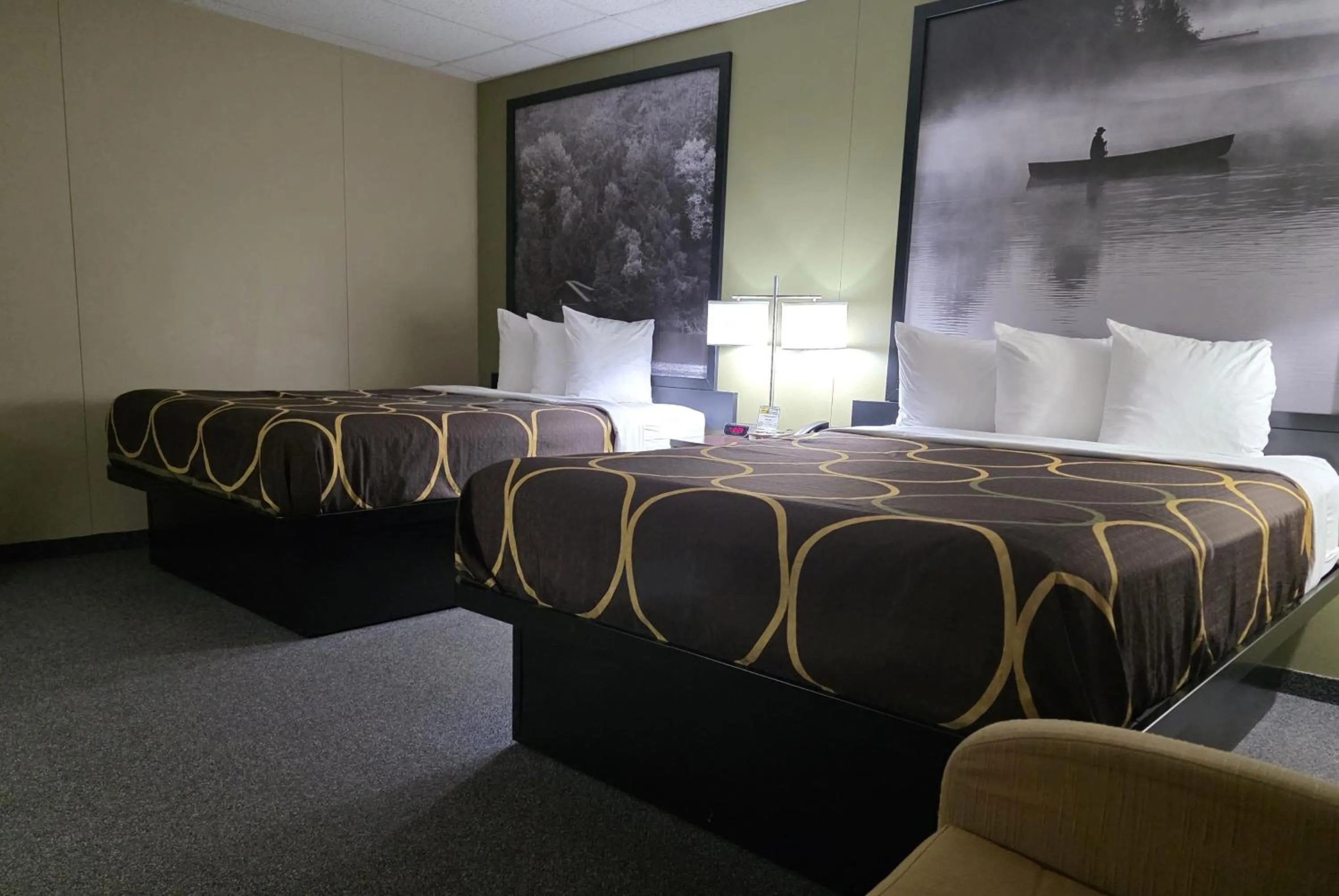 Photo of the whole room, Bed in Super 8 by Wyndham Hearst ON