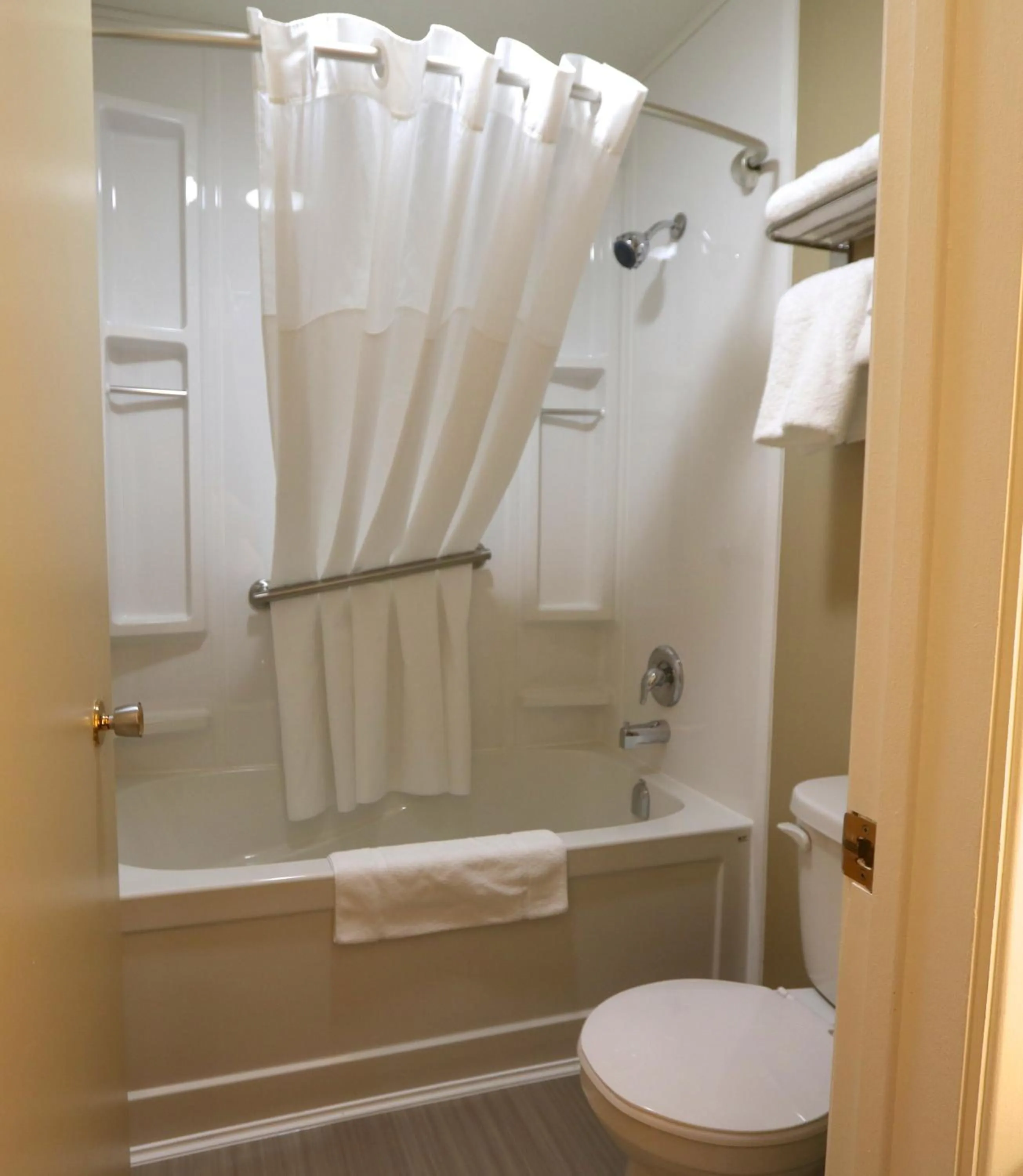 Bathroom in Super 8 by Wyndham Hearst ON