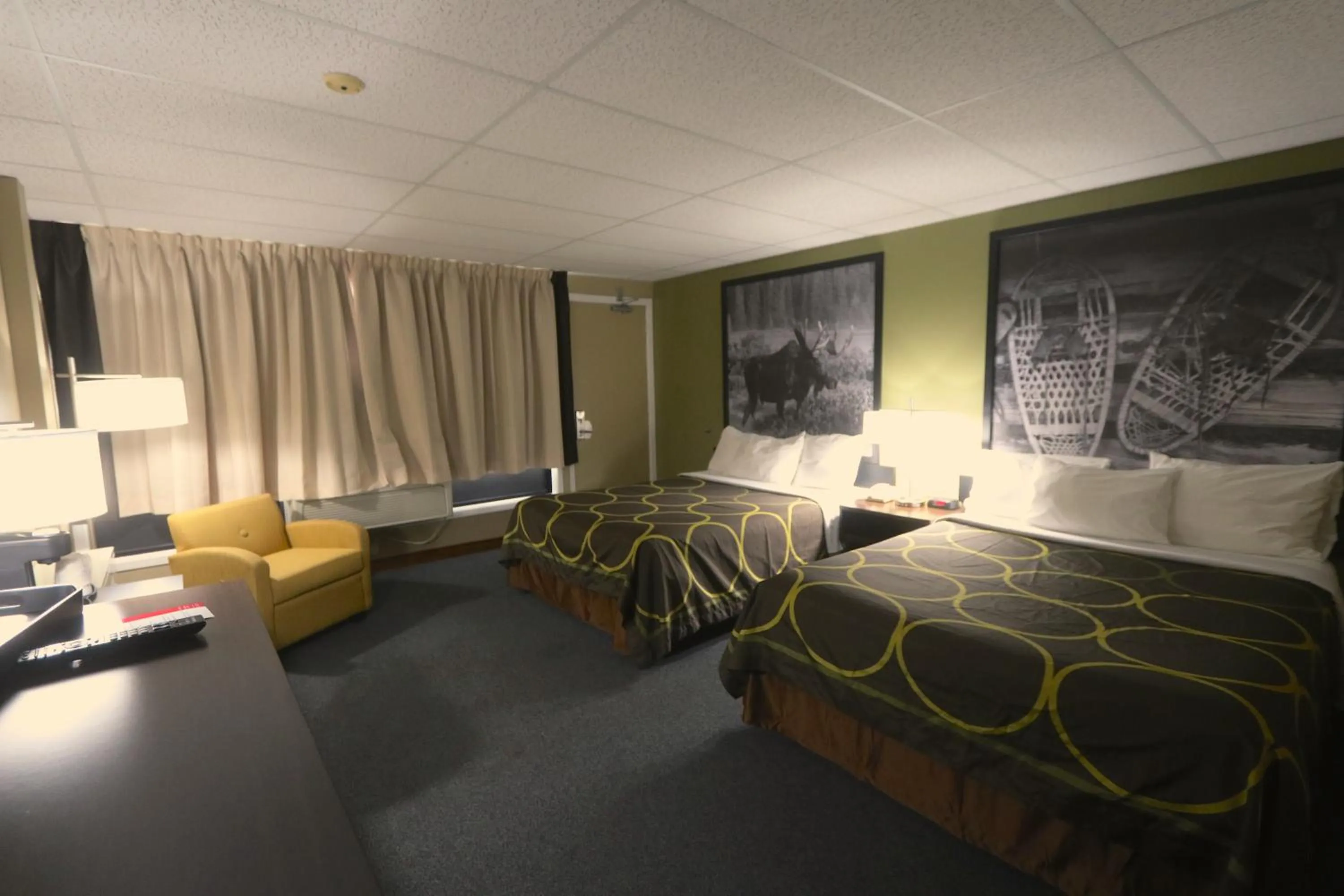 Photo of the whole room, Bed in Super 8 by Wyndham Hearst ON