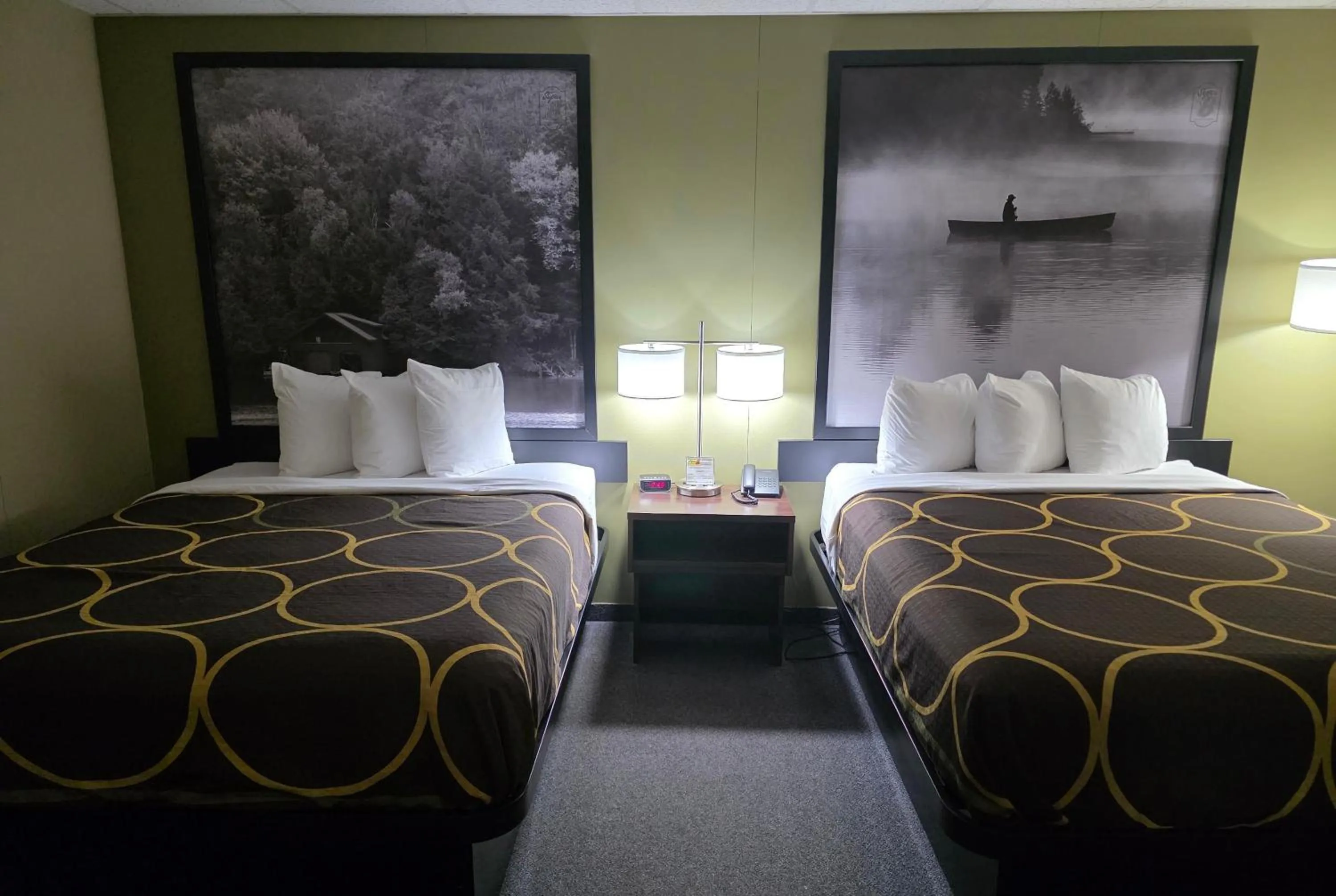Photo of the whole room, Bed in Super 8 by Wyndham Hearst ON