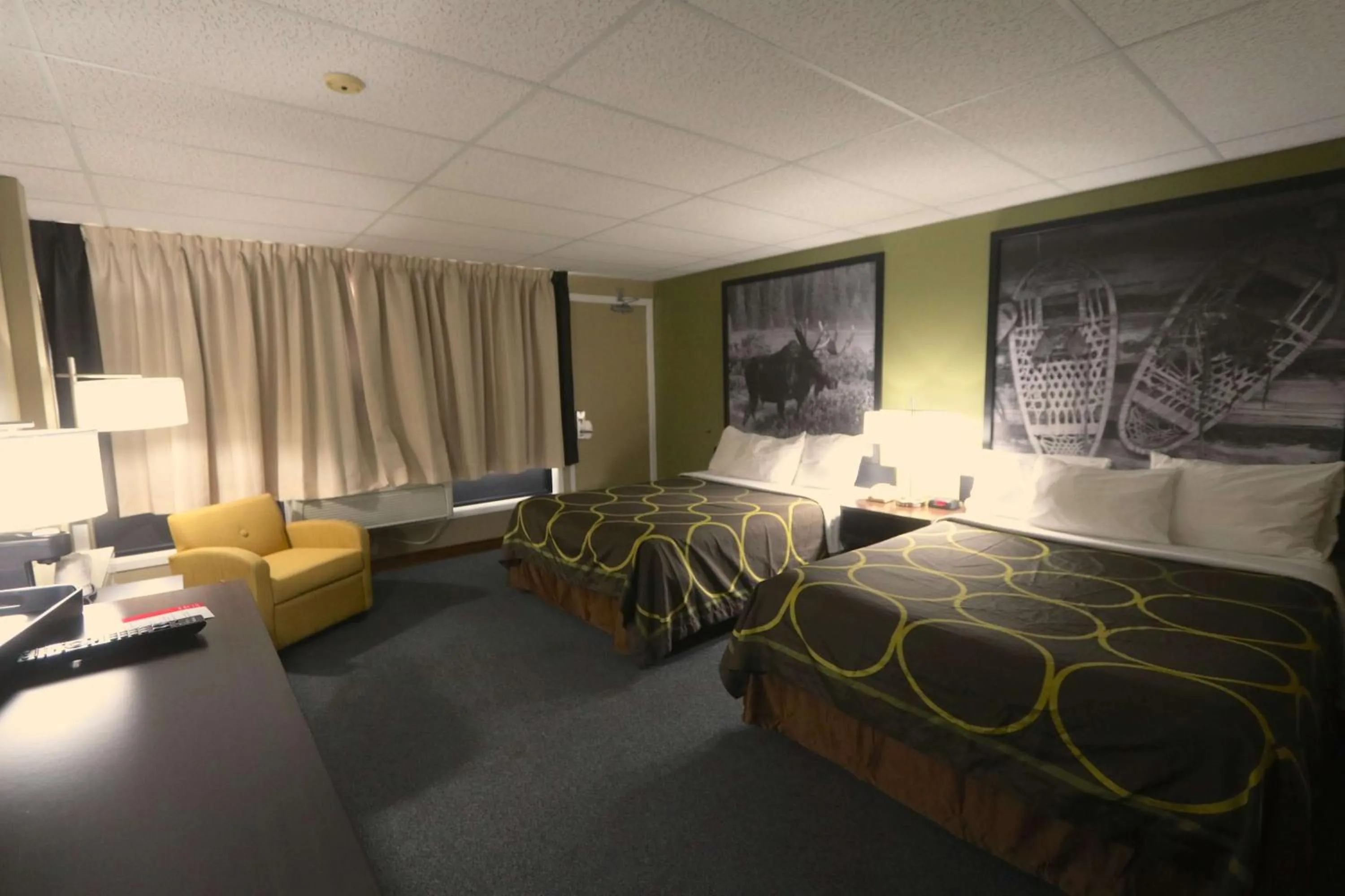 Photo of the whole room, Bed in Super 8 by Wyndham Hearst ON