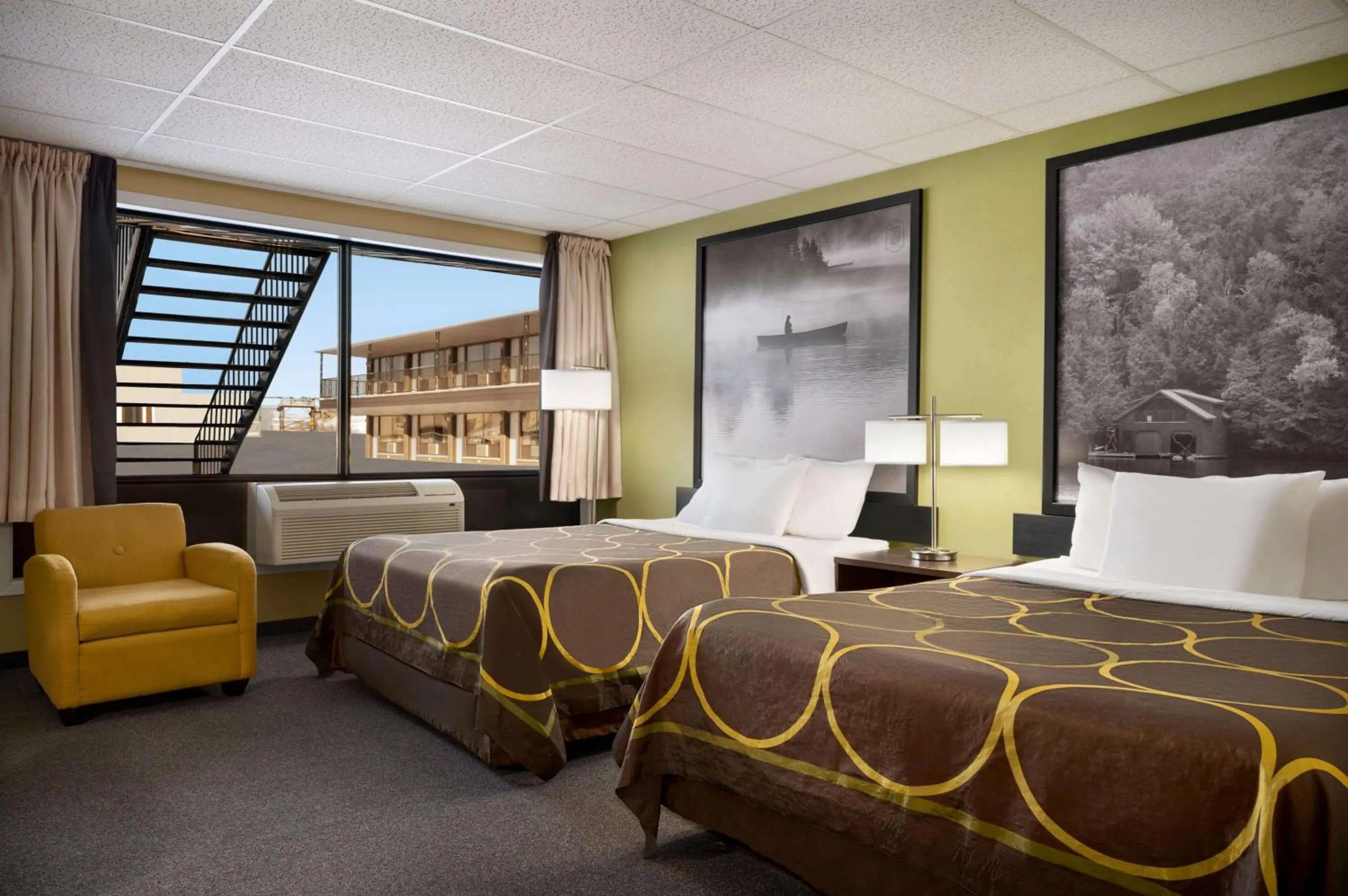 Photo of the whole room, Bed in Super 8 by Wyndham Hearst ON