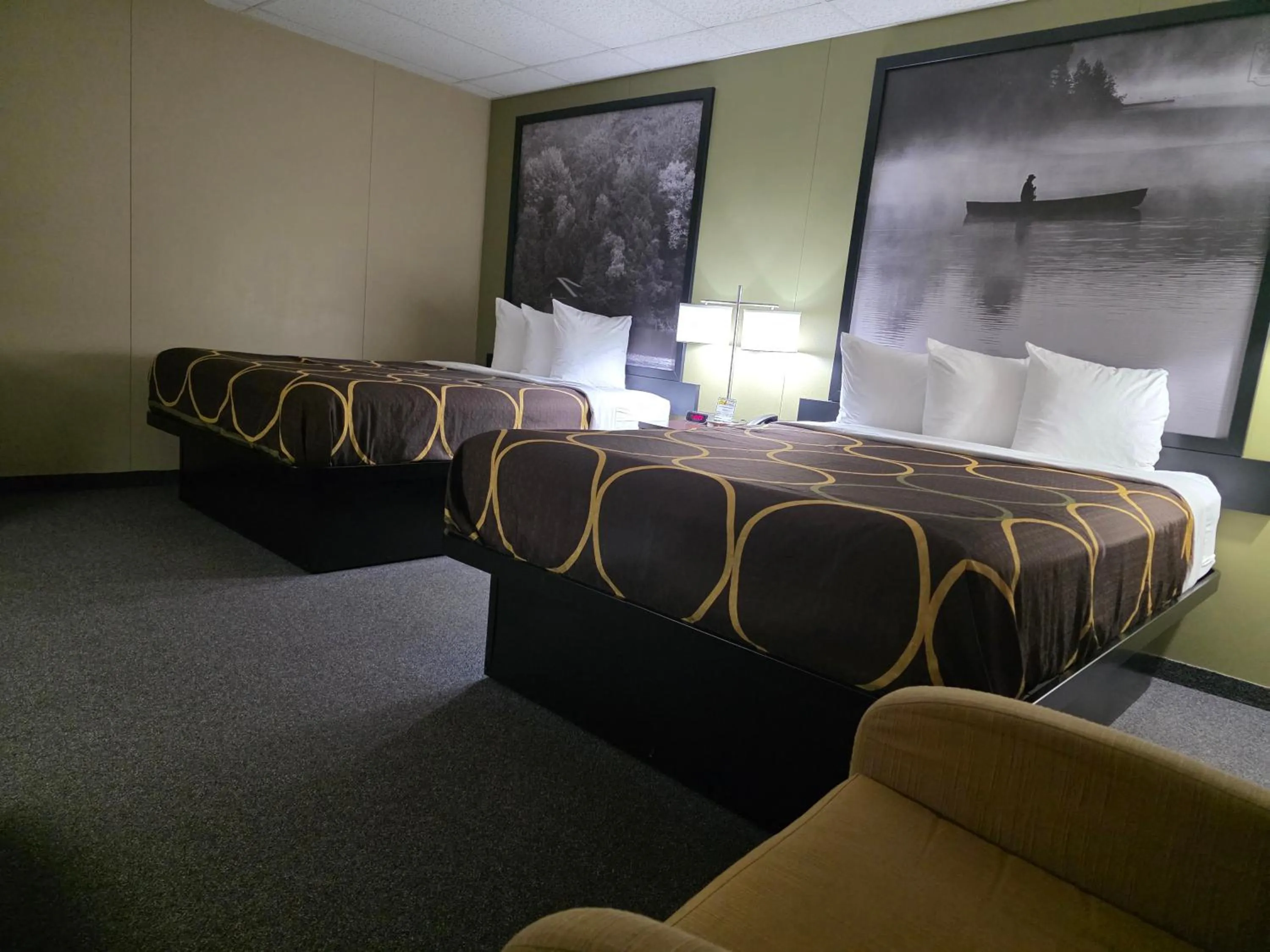 Bedroom, Bed in Super 8 by Wyndham Hearst ON