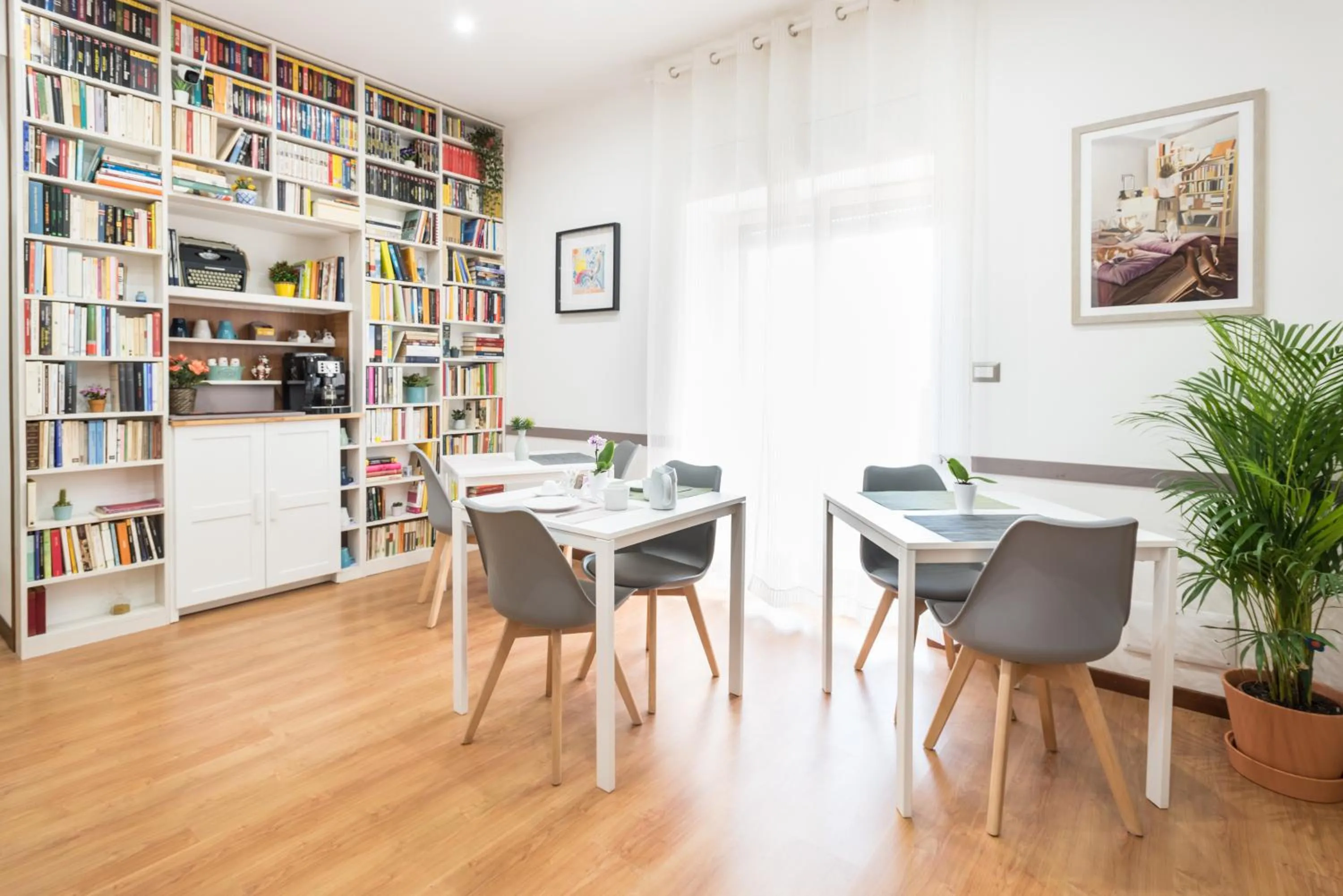 Library in Starnone Bed&Book