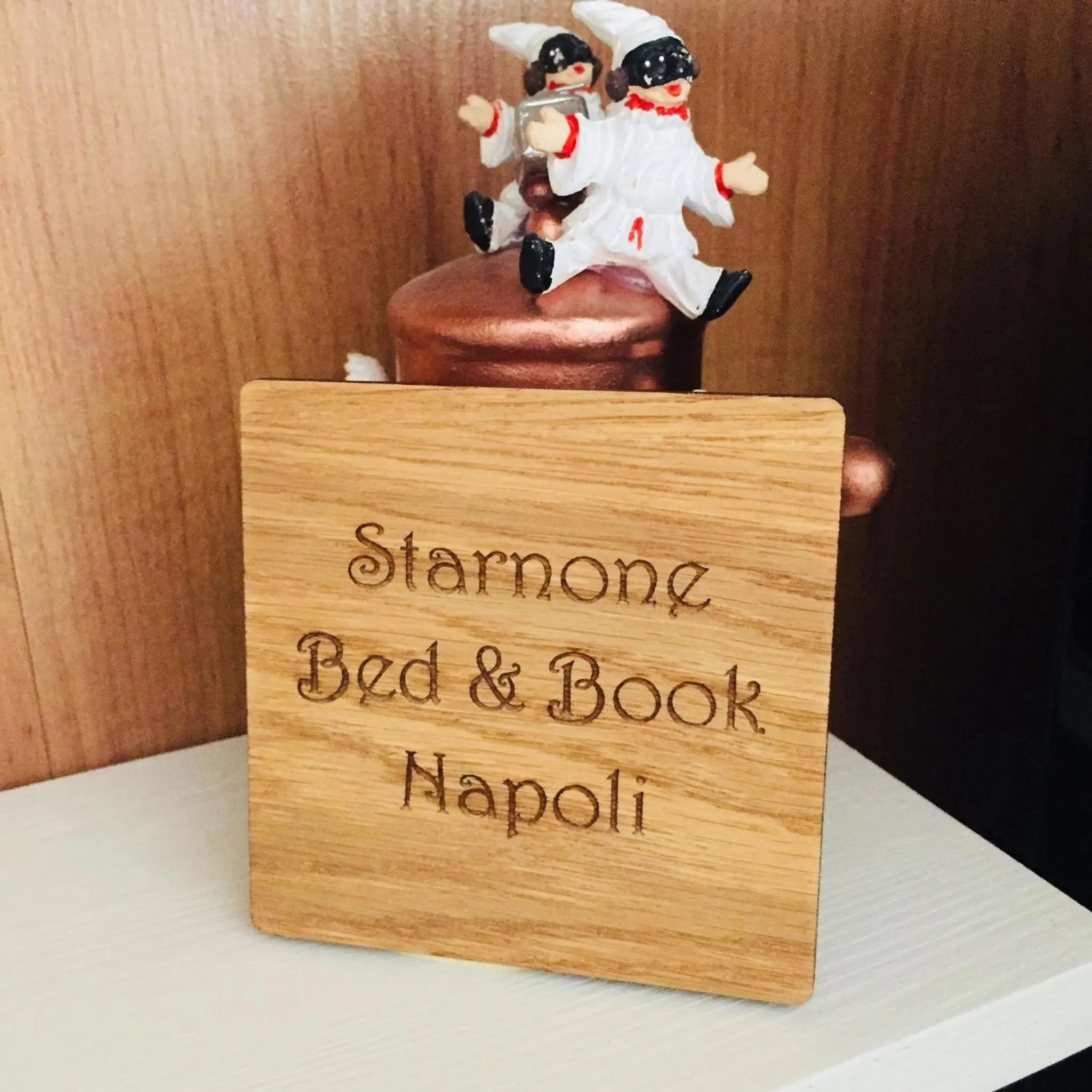 Decorative detail in Starnone Bed&Book