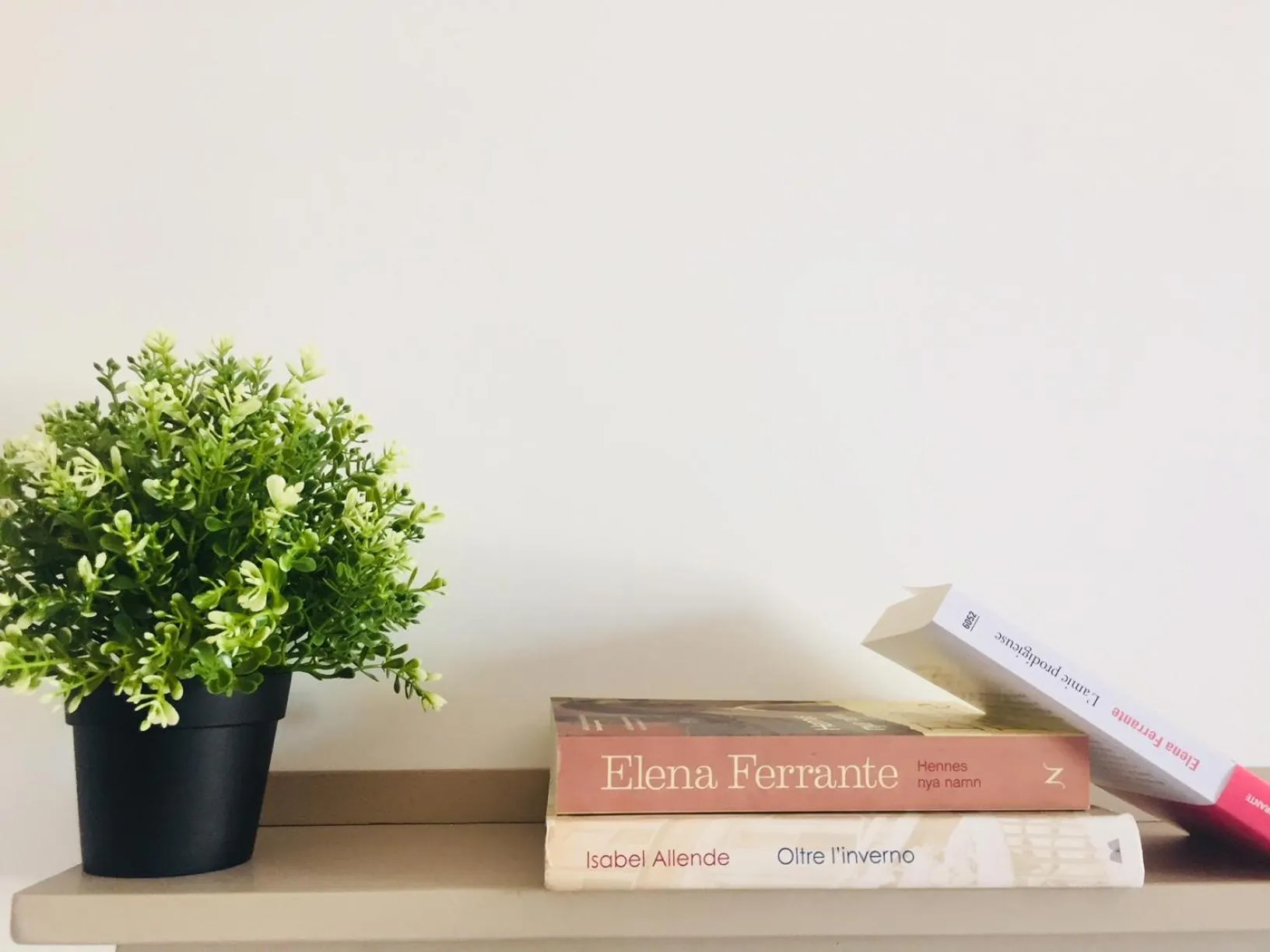 Decorative detail in Starnone Bed&Book