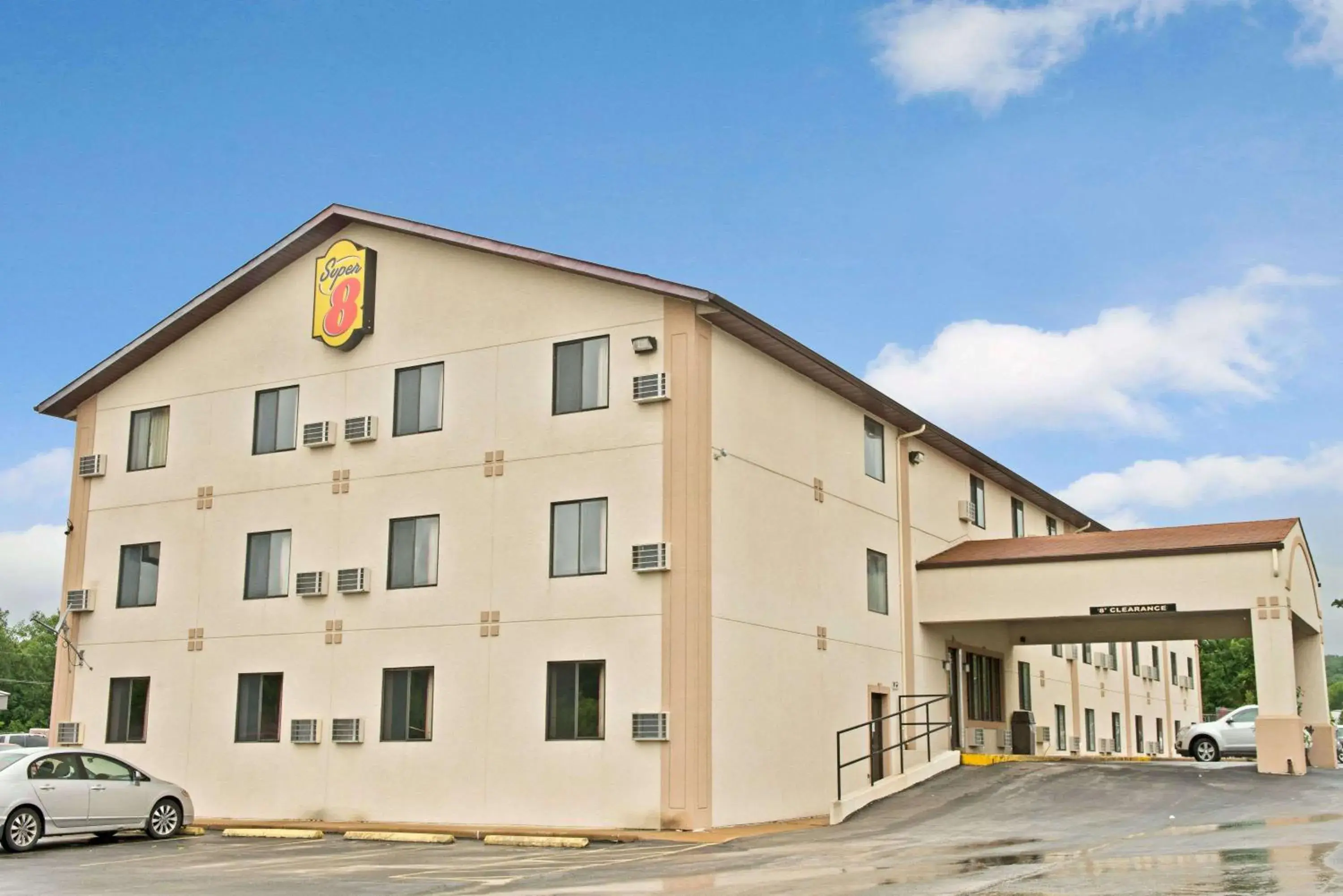 Facade/entrance in Super 8 by Wyndham Eureka/Six Flags Nearby Facade/entrance in Super 8 by Wyndham Eureka/Six Flags Nearby