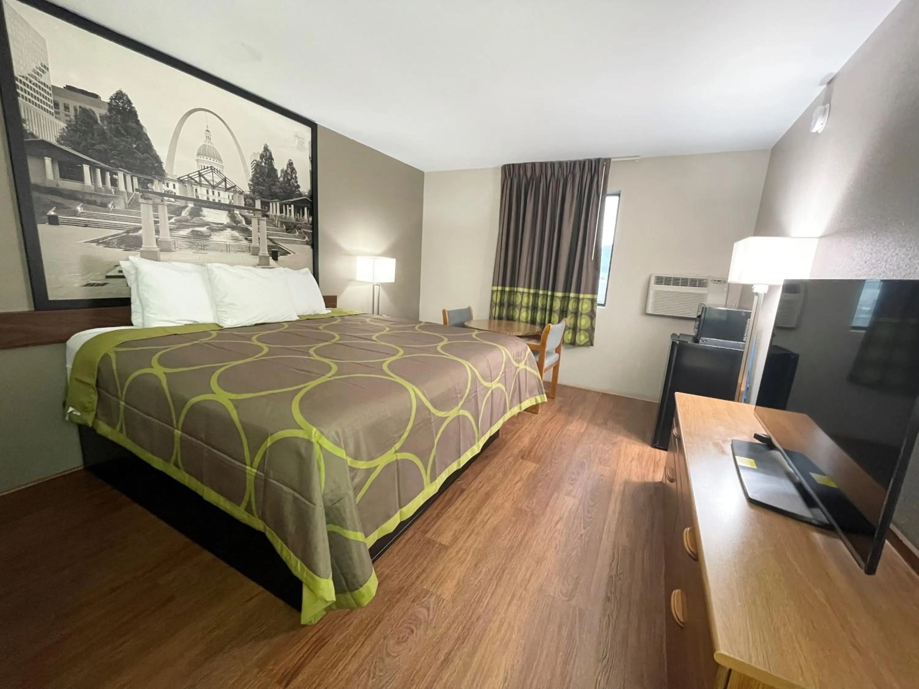Bed in Super 8 by Wyndham Eureka/Six Flags Nearby