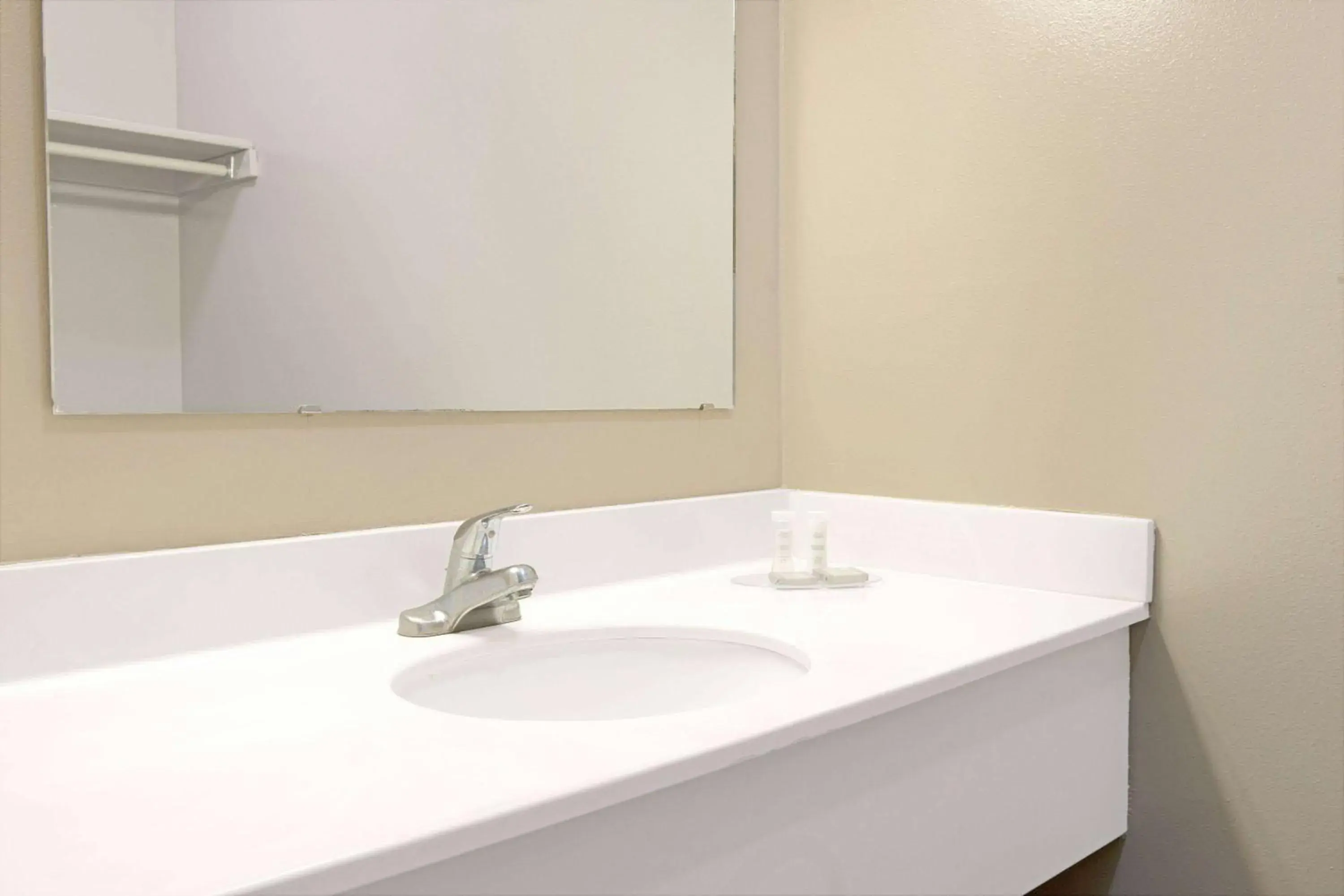 Photo of the whole room in Super 8 by Wyndham Eureka/Six Flags Nearby Photo of the whole room in Super 8 by Wyndham Eureka/Six Flags Nearby