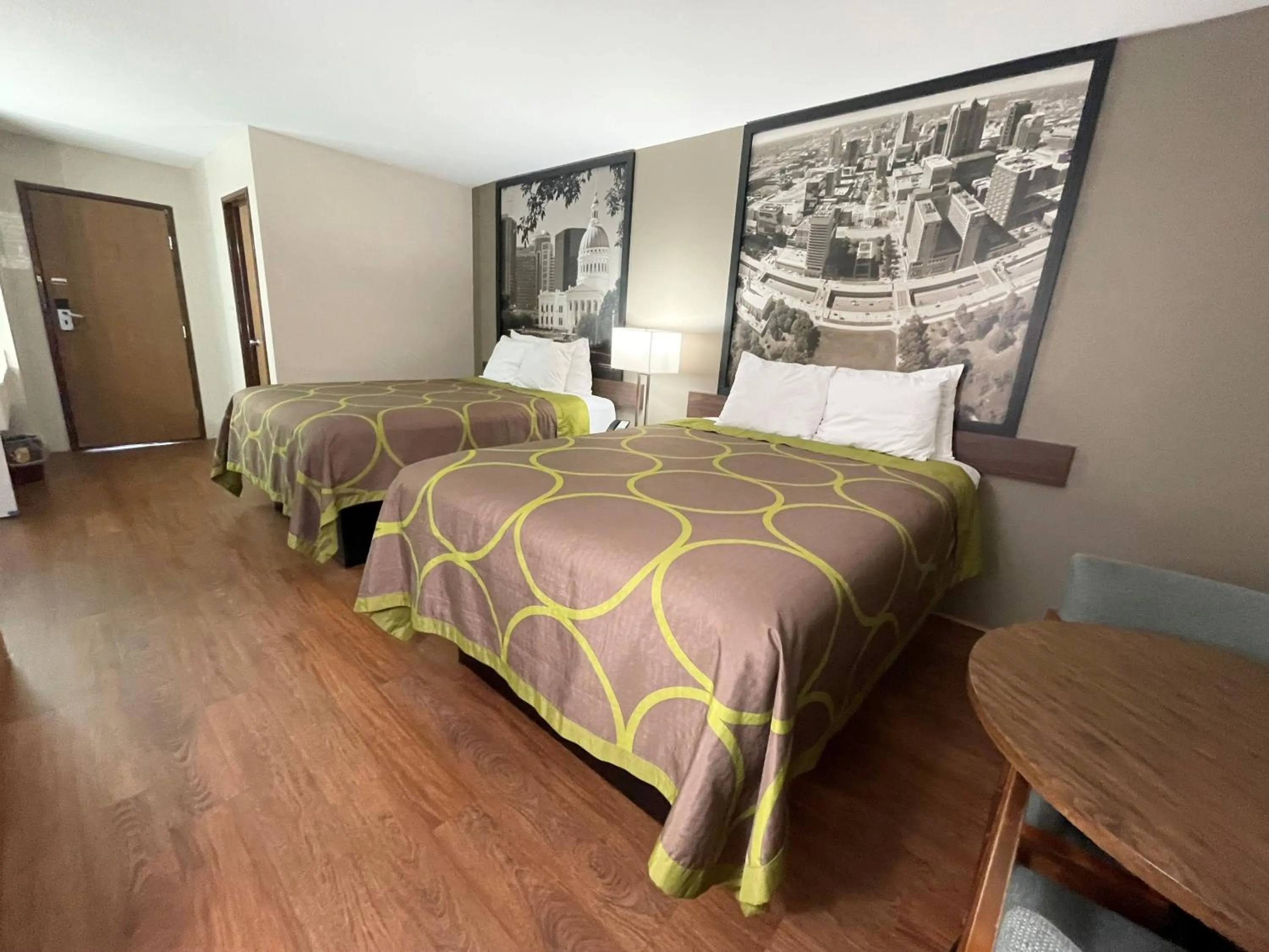 Bed in Super 8 by Wyndham Eureka/Six Flags Nearby