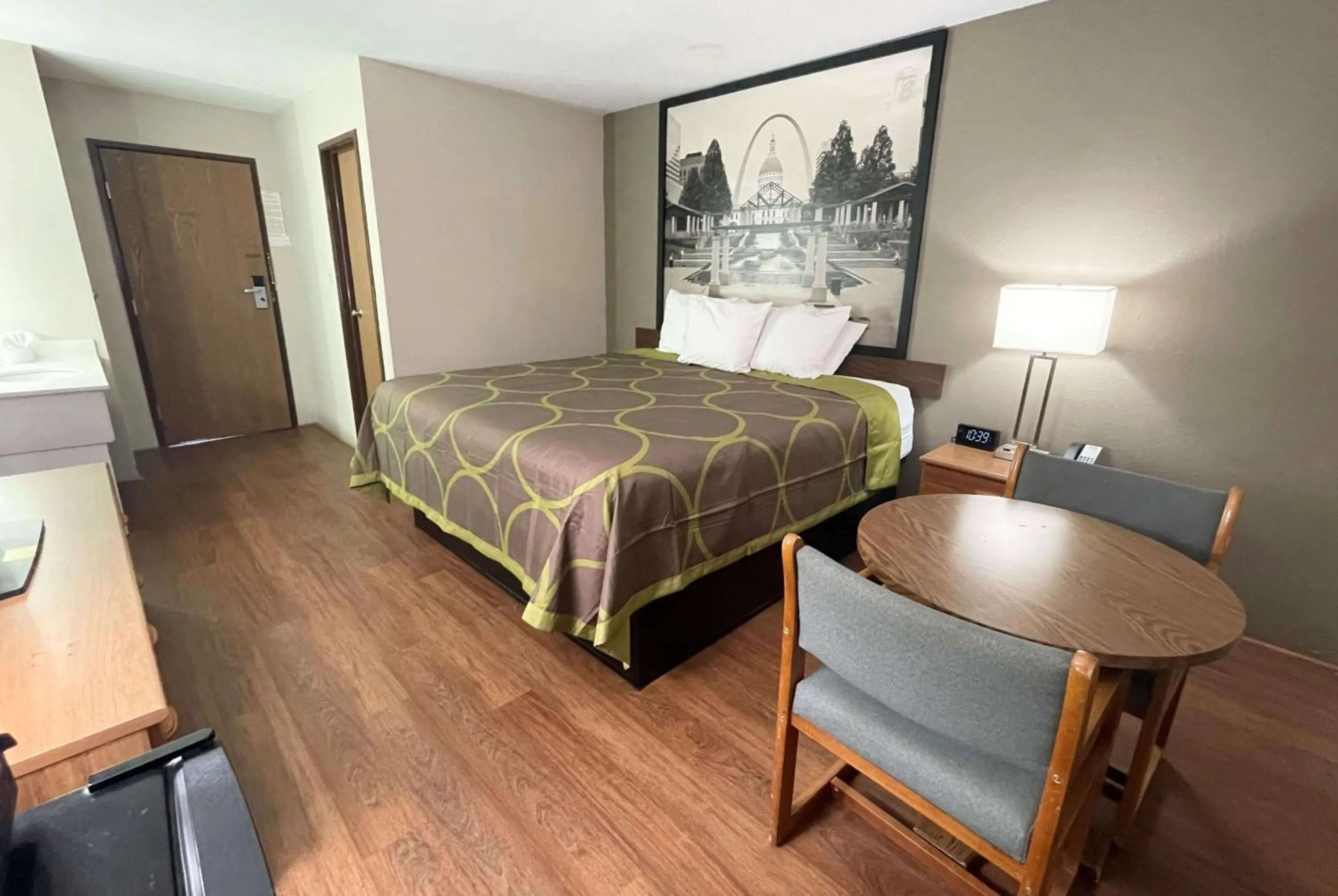 Bed in Super 8 by Wyndham Eureka/Six Flags Nearby