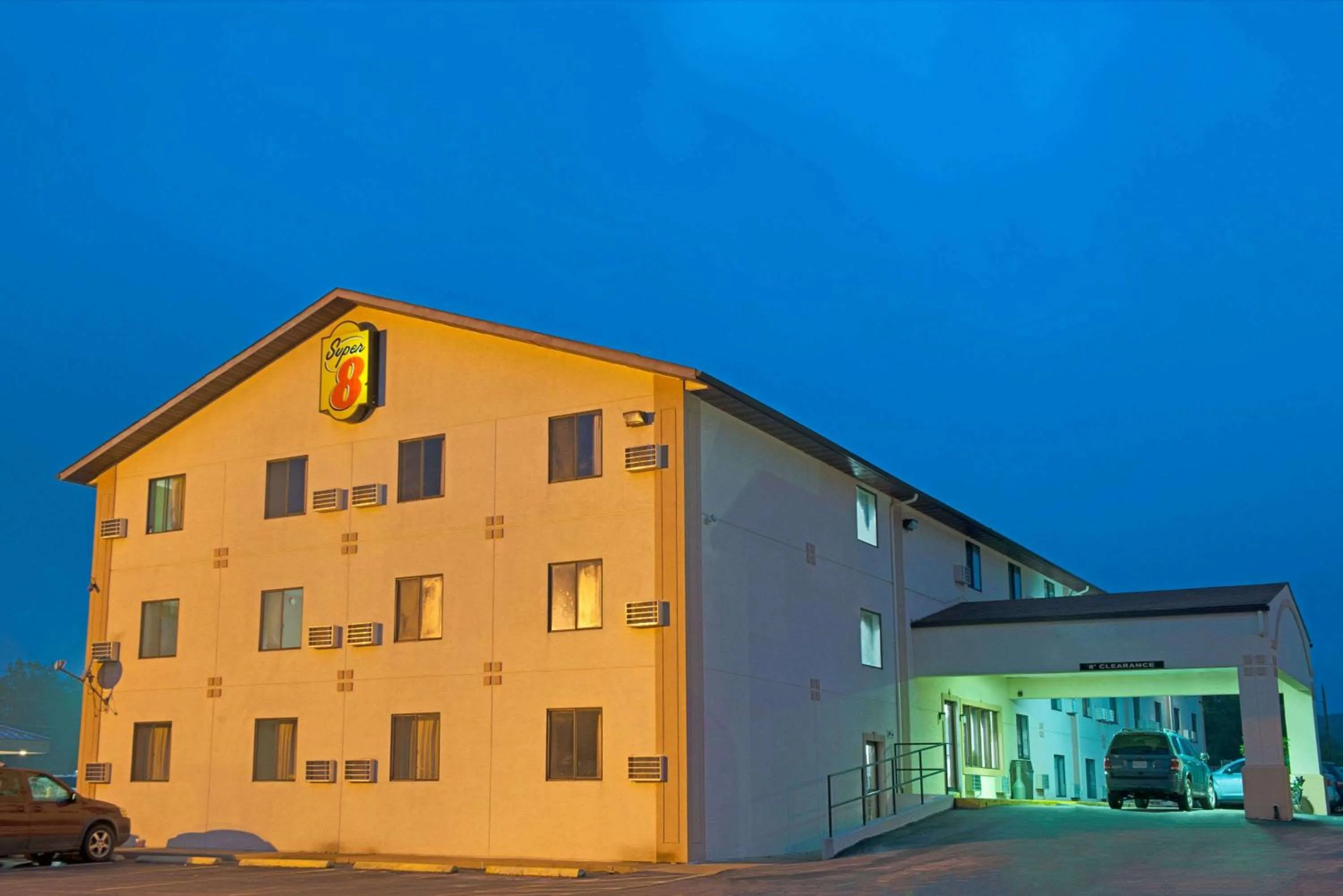 Property building in Super 8 by Wyndham Eureka/Six Flags Nearby