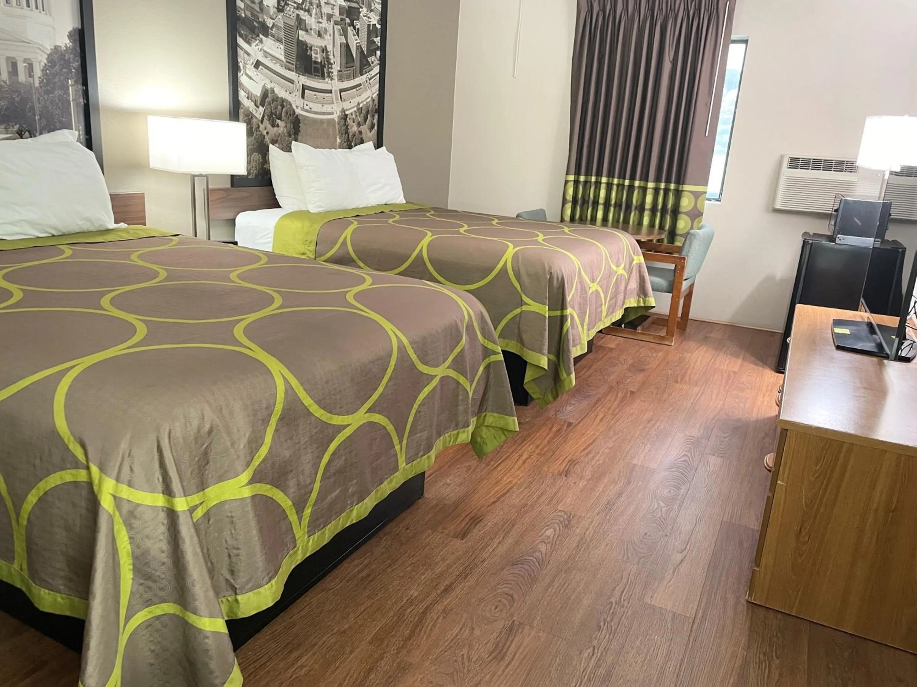 Bed in Super 8 by Wyndham Eureka/Six Flags Nearby