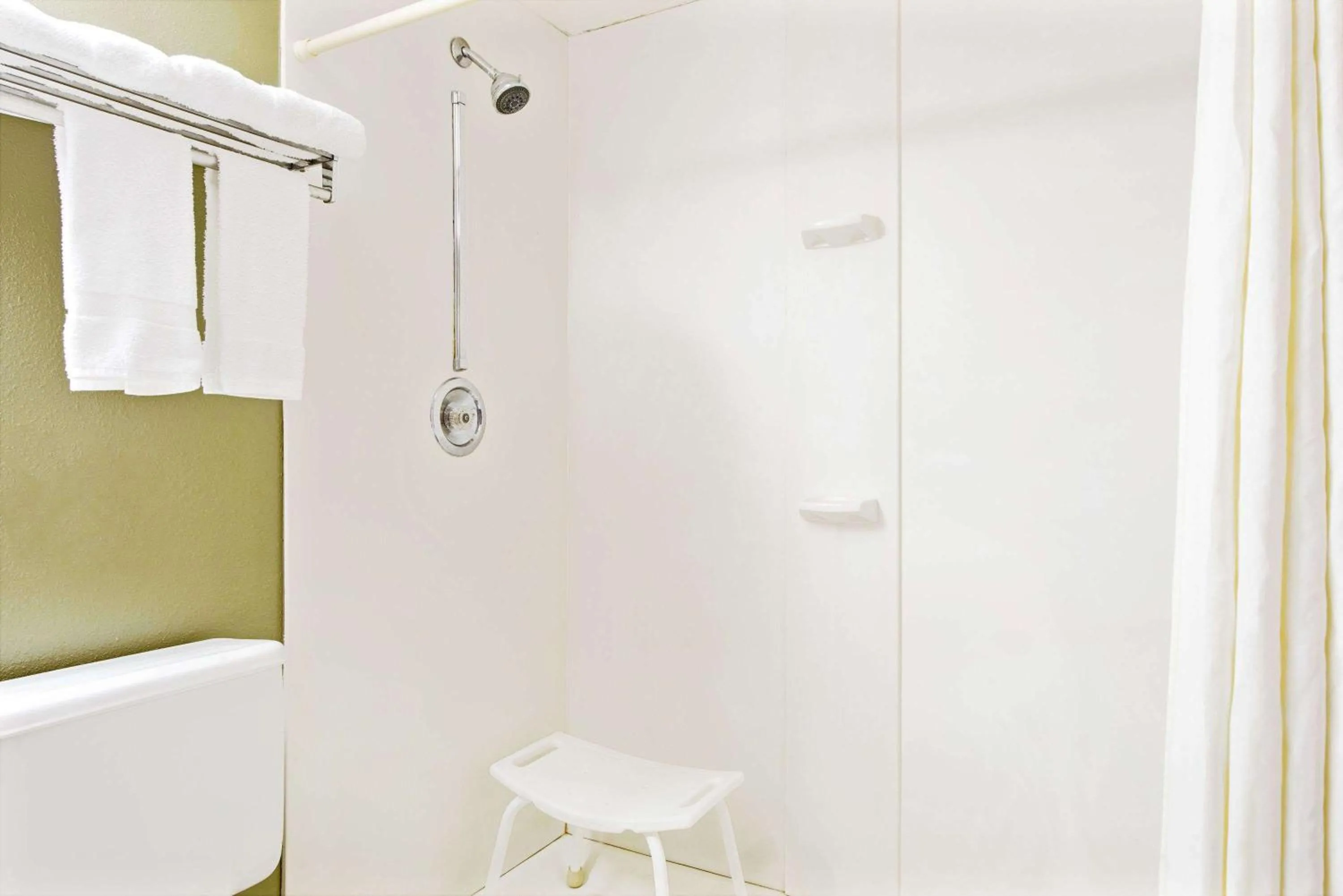 Bathroom in Super 8 by Wyndham Eureka/Six Flags Nearby