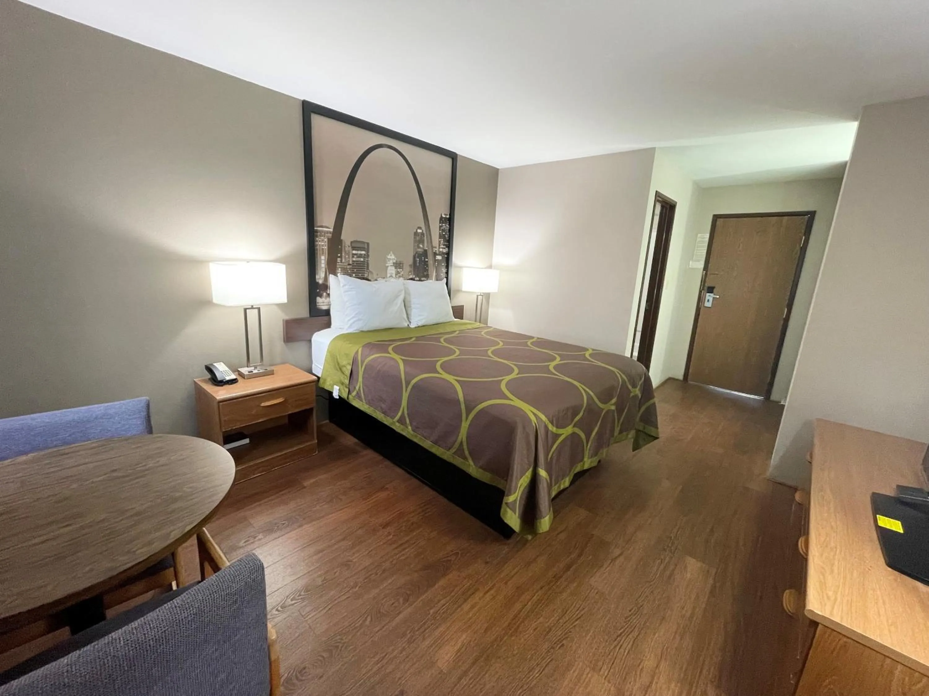 Bed in Super 8 by Wyndham Eureka/Six Flags Nearby