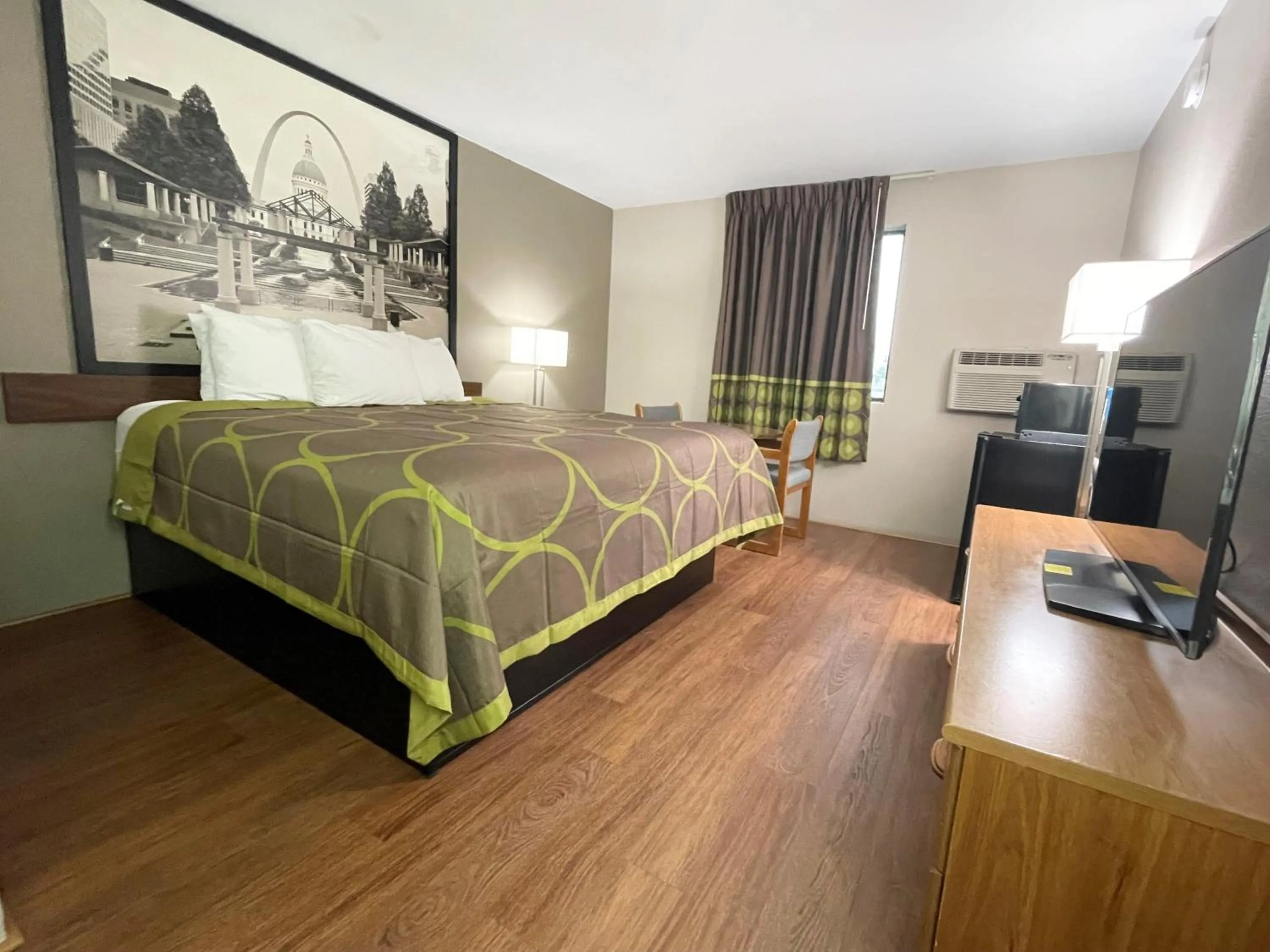 Bed in Super 8 by Wyndham Eureka/Six Flags Nearby