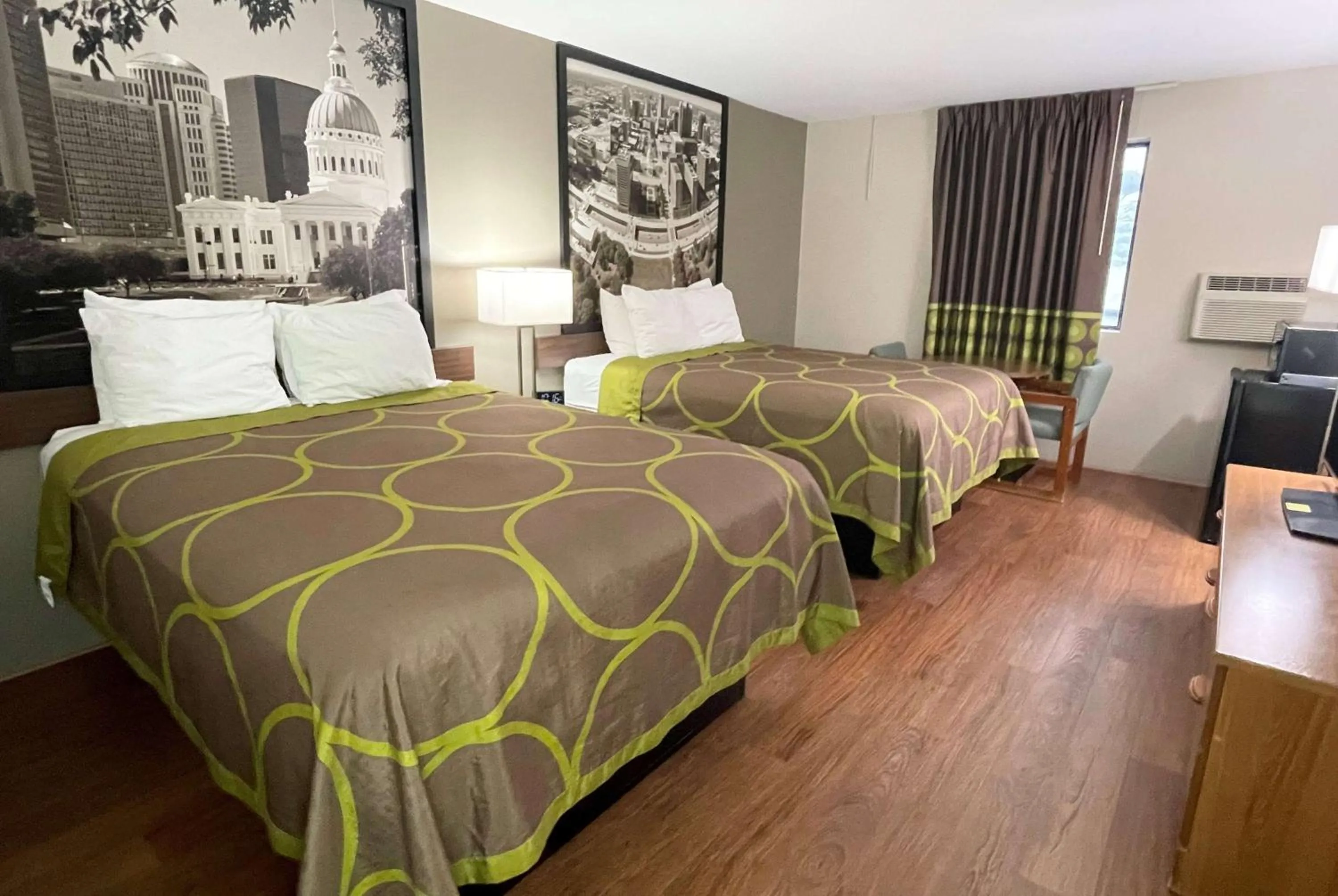 Photo of the whole room, Bed in Super 8 by Wyndham Eureka/Six Flags Nearby