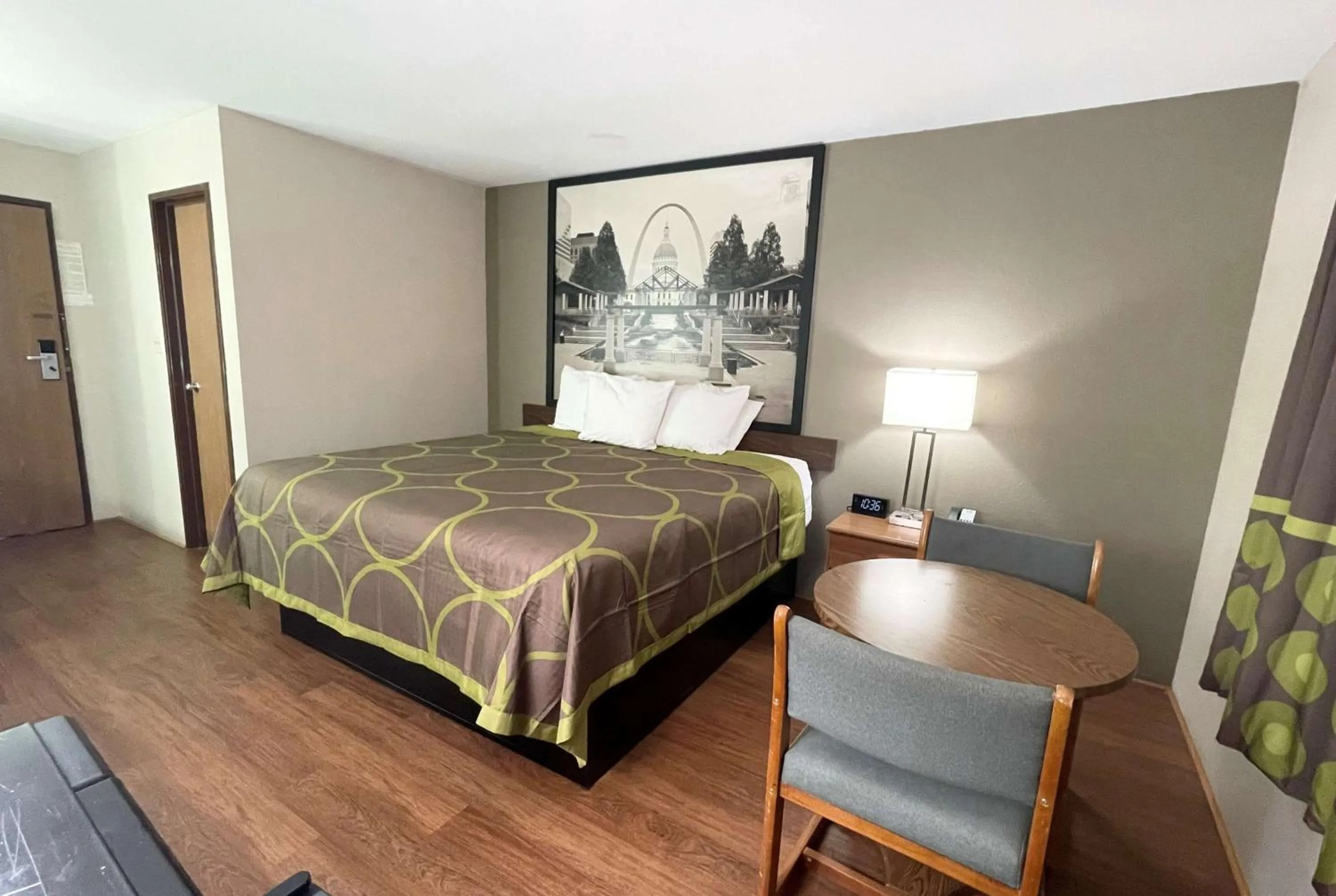 Bed in Super 8 by Wyndham Eureka/Six Flags Nearby