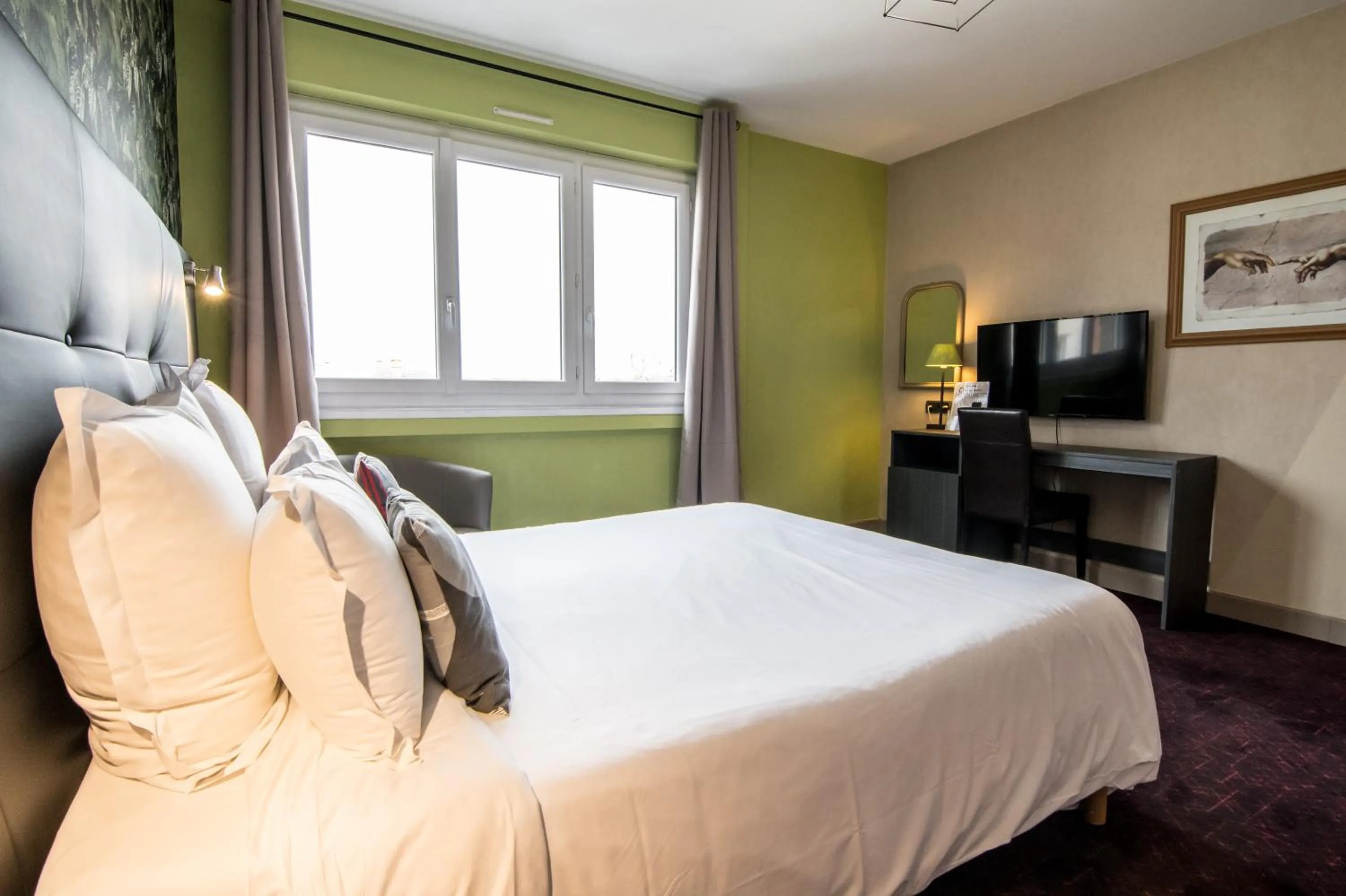 Bedroom, Bed in The Originals City, Hôtel Rive Droite, Albi "Quartier Madeleine"