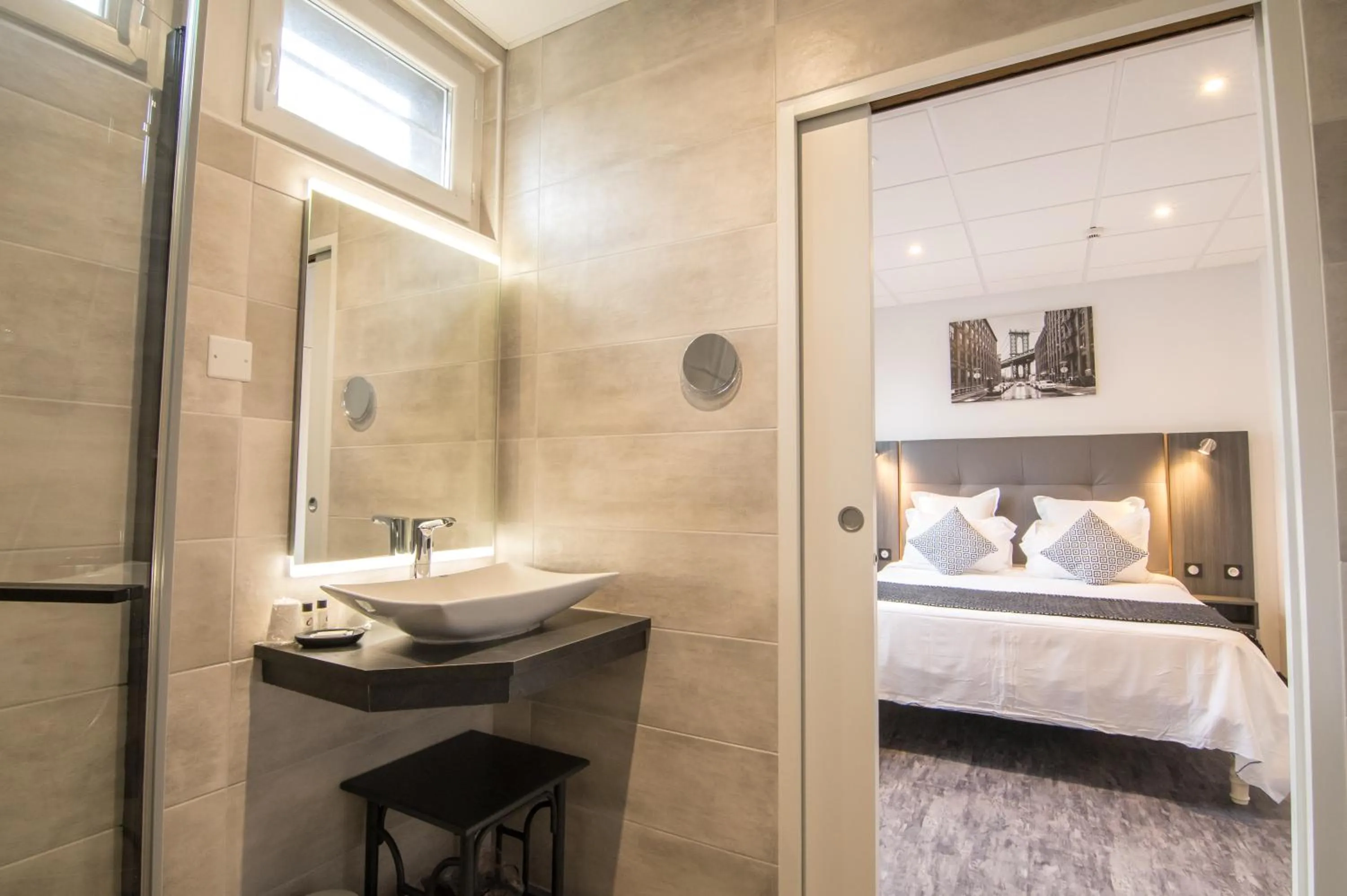 Bathroom, Bed in The Originals City, Hôtel Rive Droite, Albi "Quartier Madeleine"