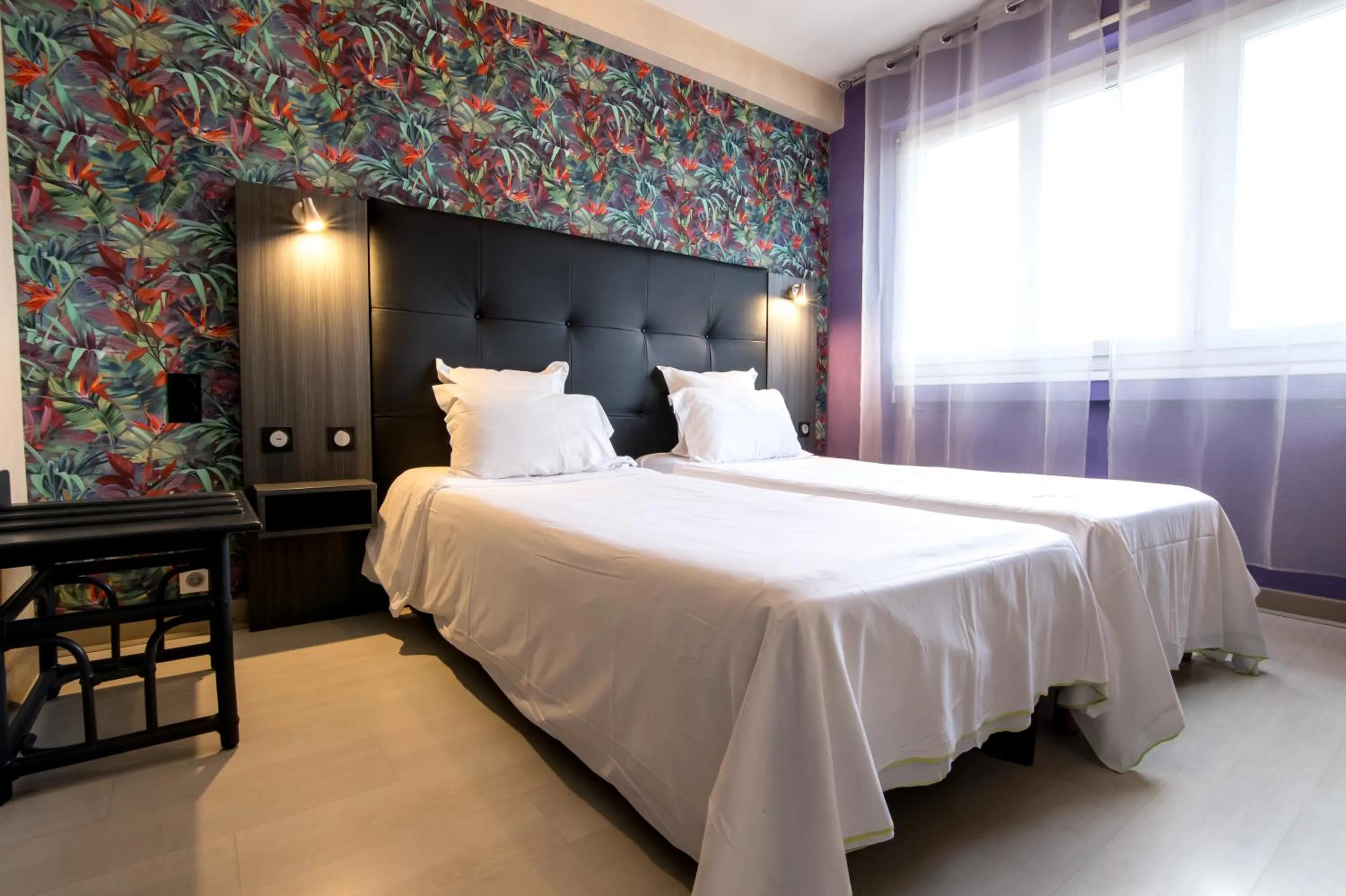 Bedroom, Bed in The Originals City, Hôtel Rive Droite, Albi "Quartier Madeleine"