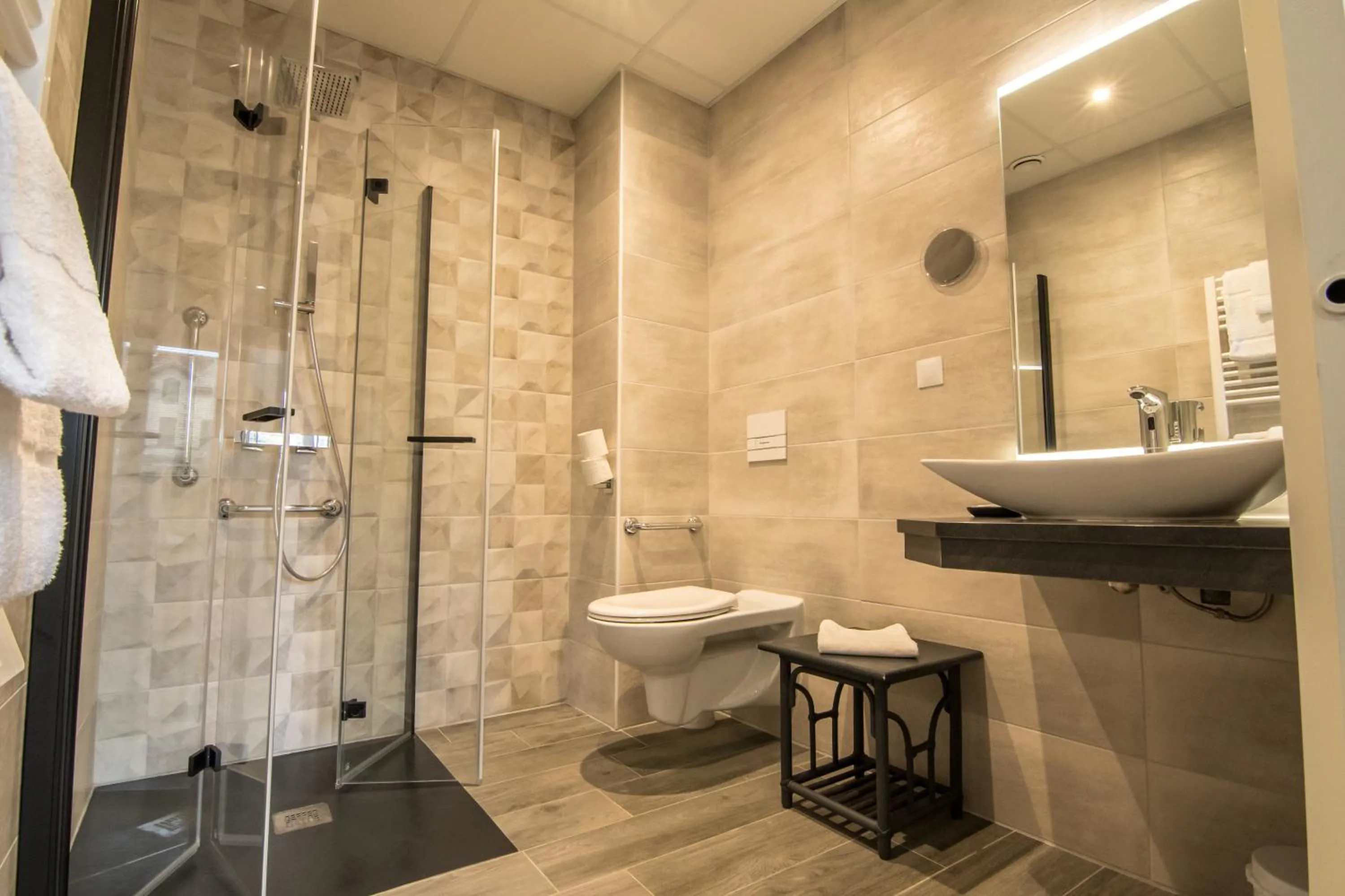 Bathroom in The Originals City, Hôtel Rive Droite, Albi "Quartier Madeleine"