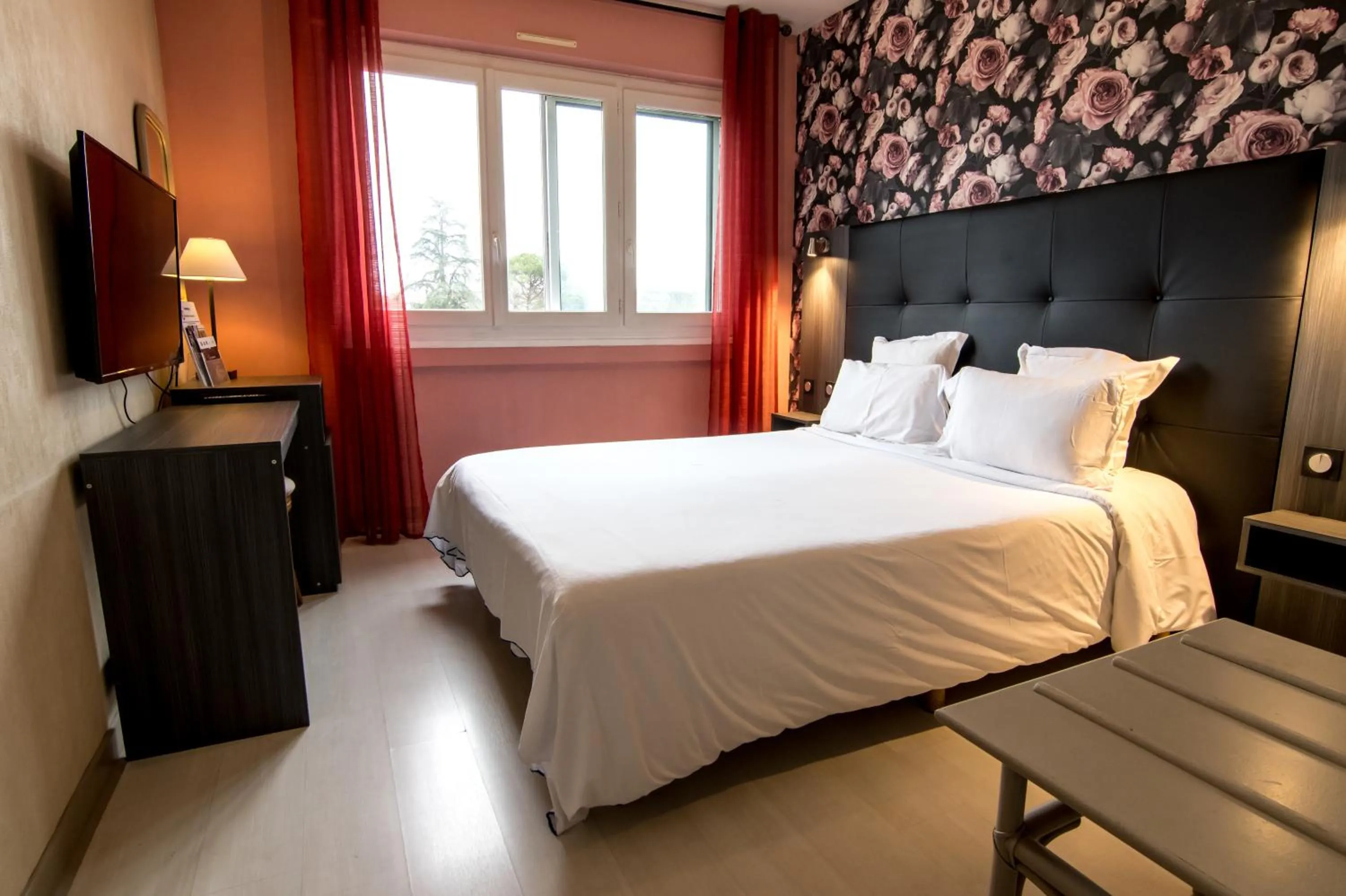 Bedroom, Bed in The Originals City, Hôtel Rive Droite, Albi "Quartier Madeleine"