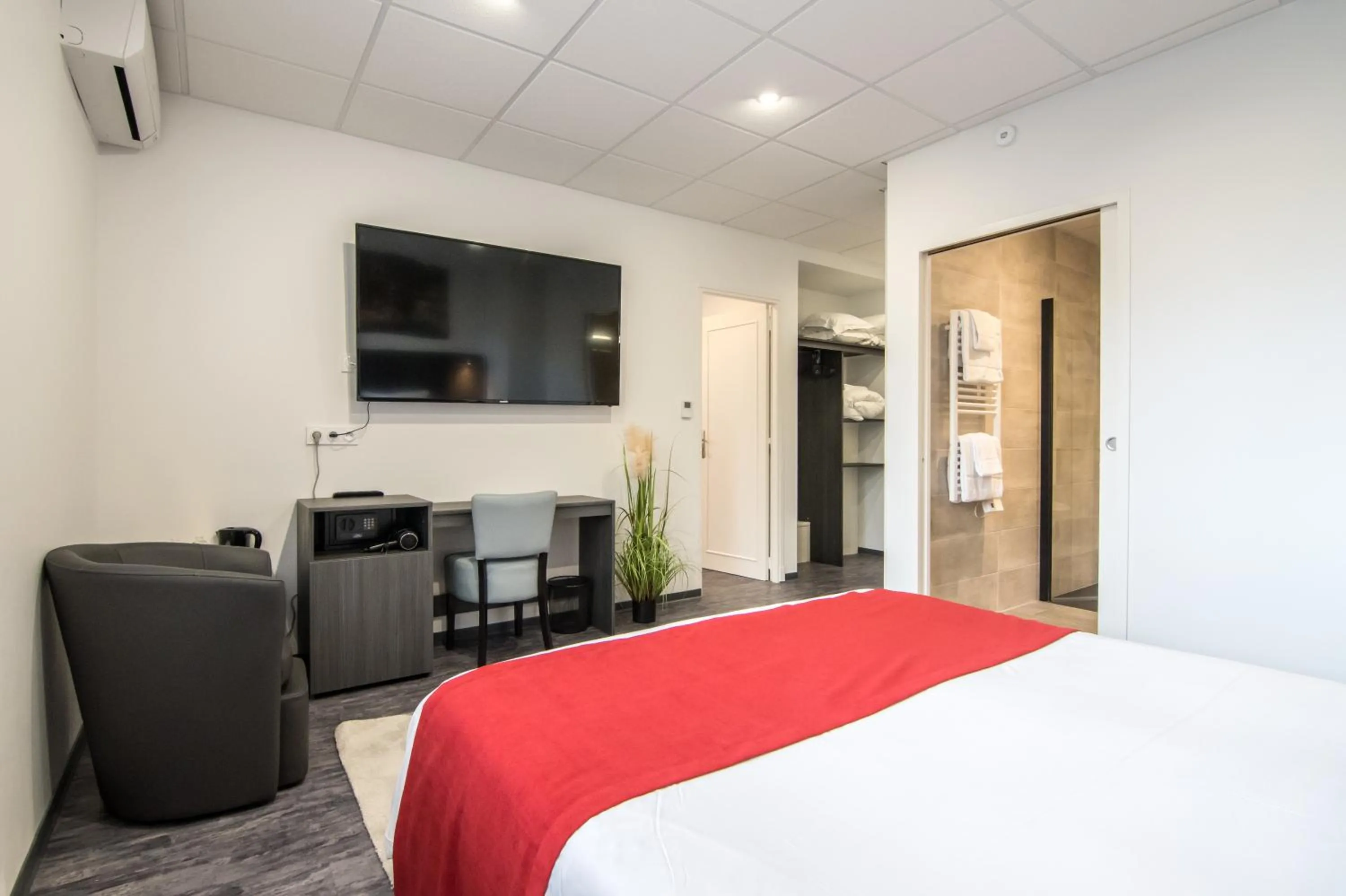 Bedroom, Bed in The Originals City, Hôtel Rive Droite, Albi "Quartier Madeleine"