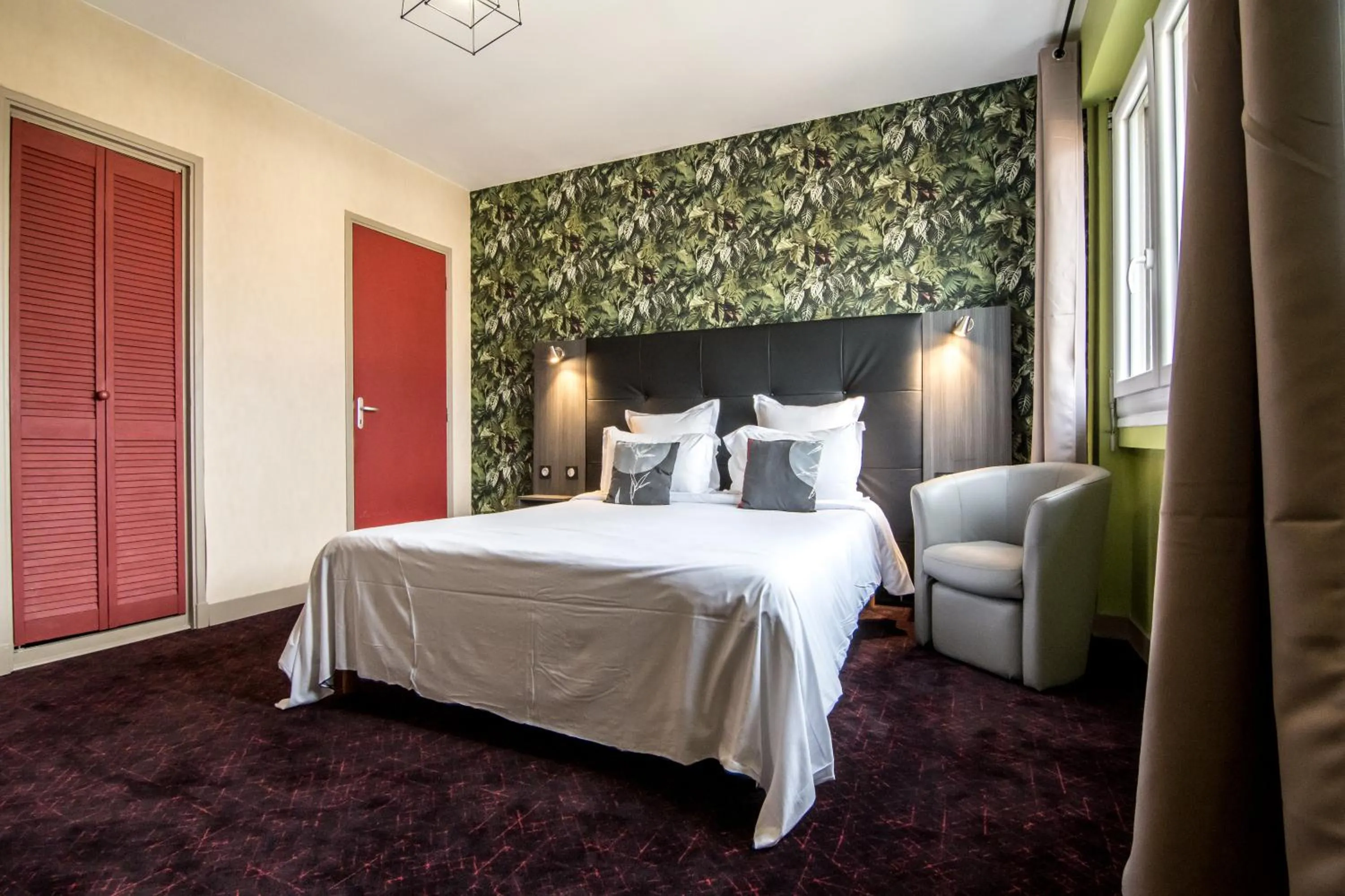 Bathroom, Bed in The Originals City, Hôtel Rive Droite, Albi "Quartier Madeleine"