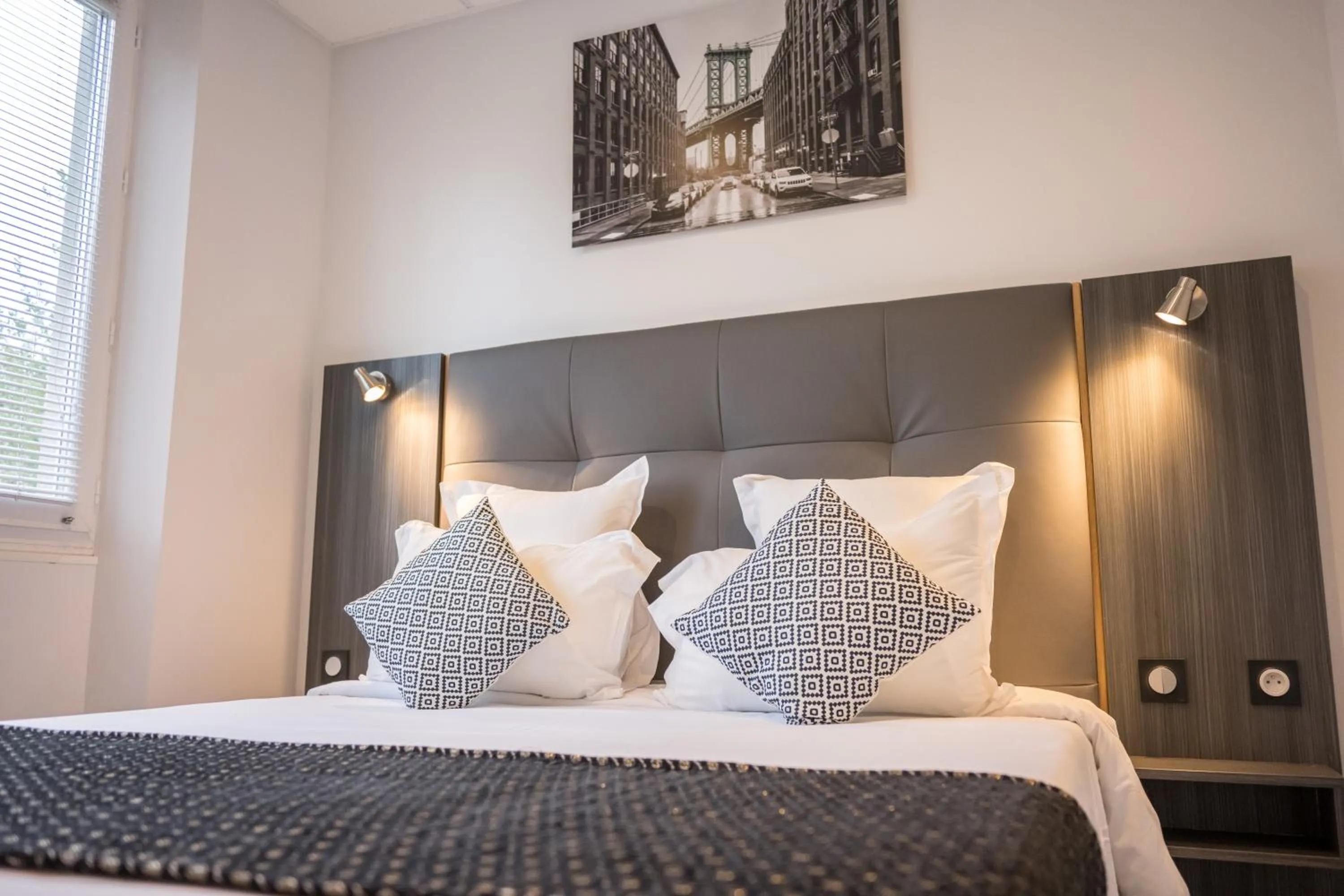 Bedroom, Bed in The Originals City, Hôtel Rive Droite, Albi "Quartier Madeleine"