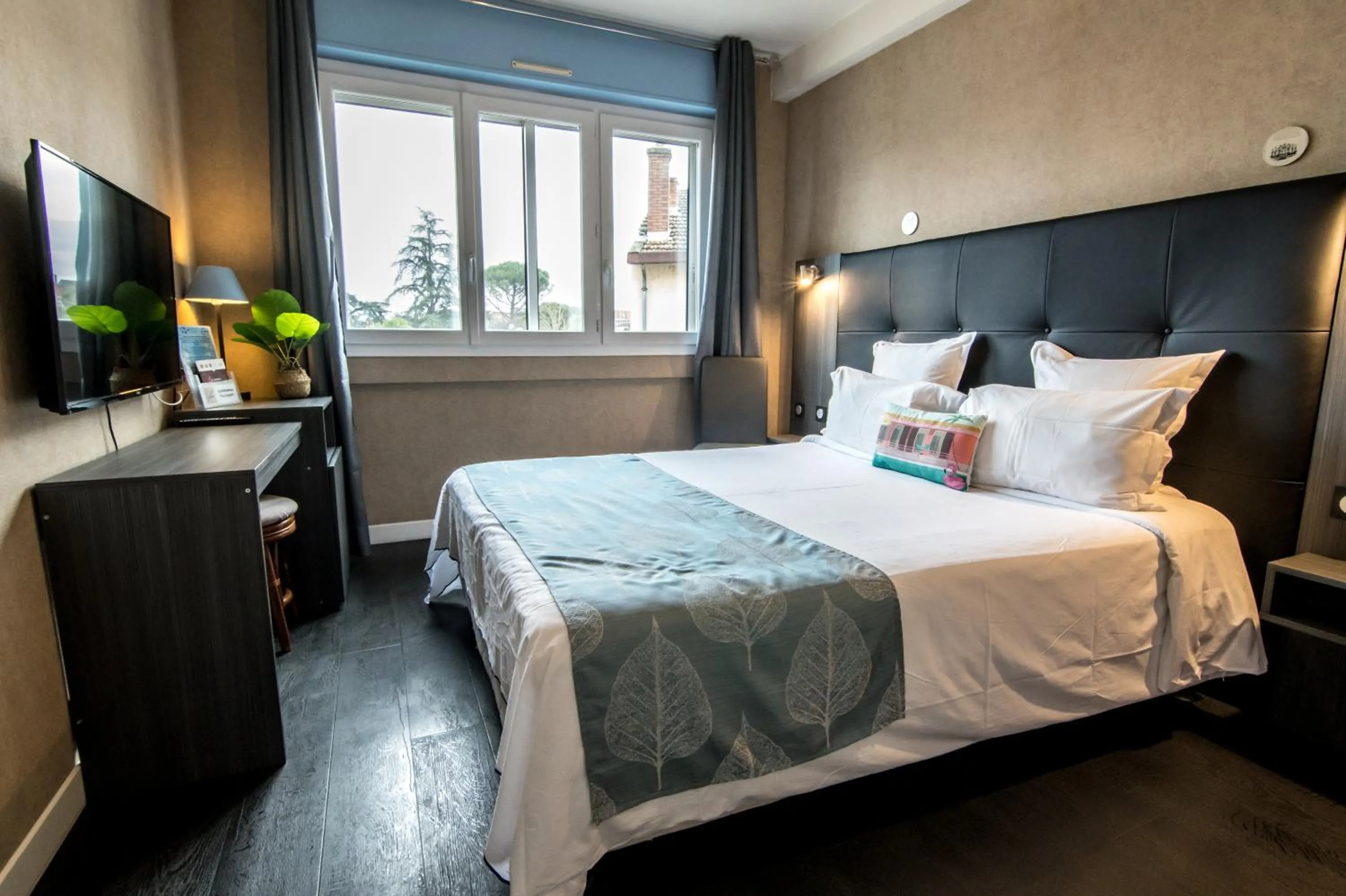 Bedroom, Bed in The Originals City, Hôtel Rive Droite, Albi "Quartier Madeleine"