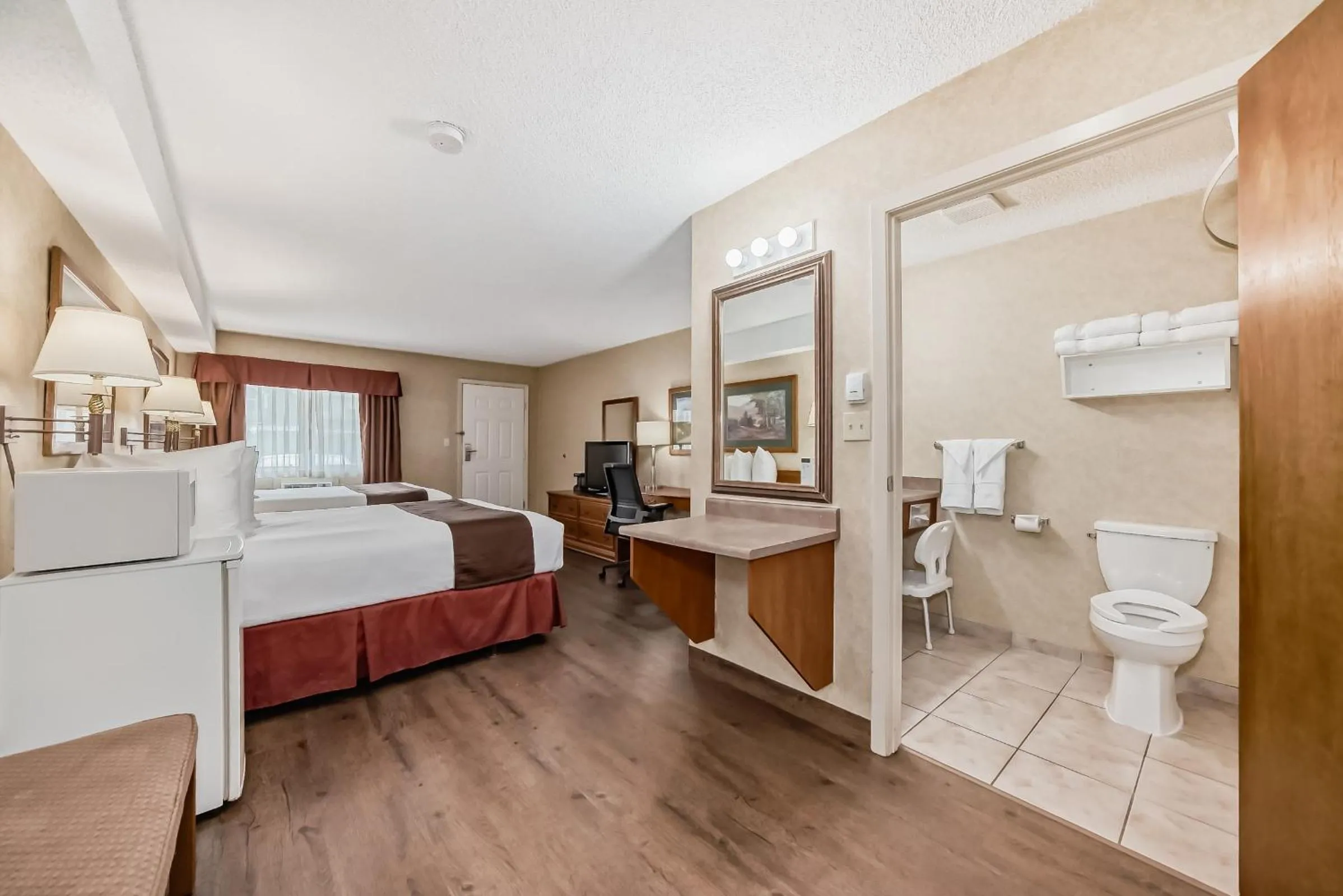 Photo of the whole room, Bed in Stony Plain Inn & Suites