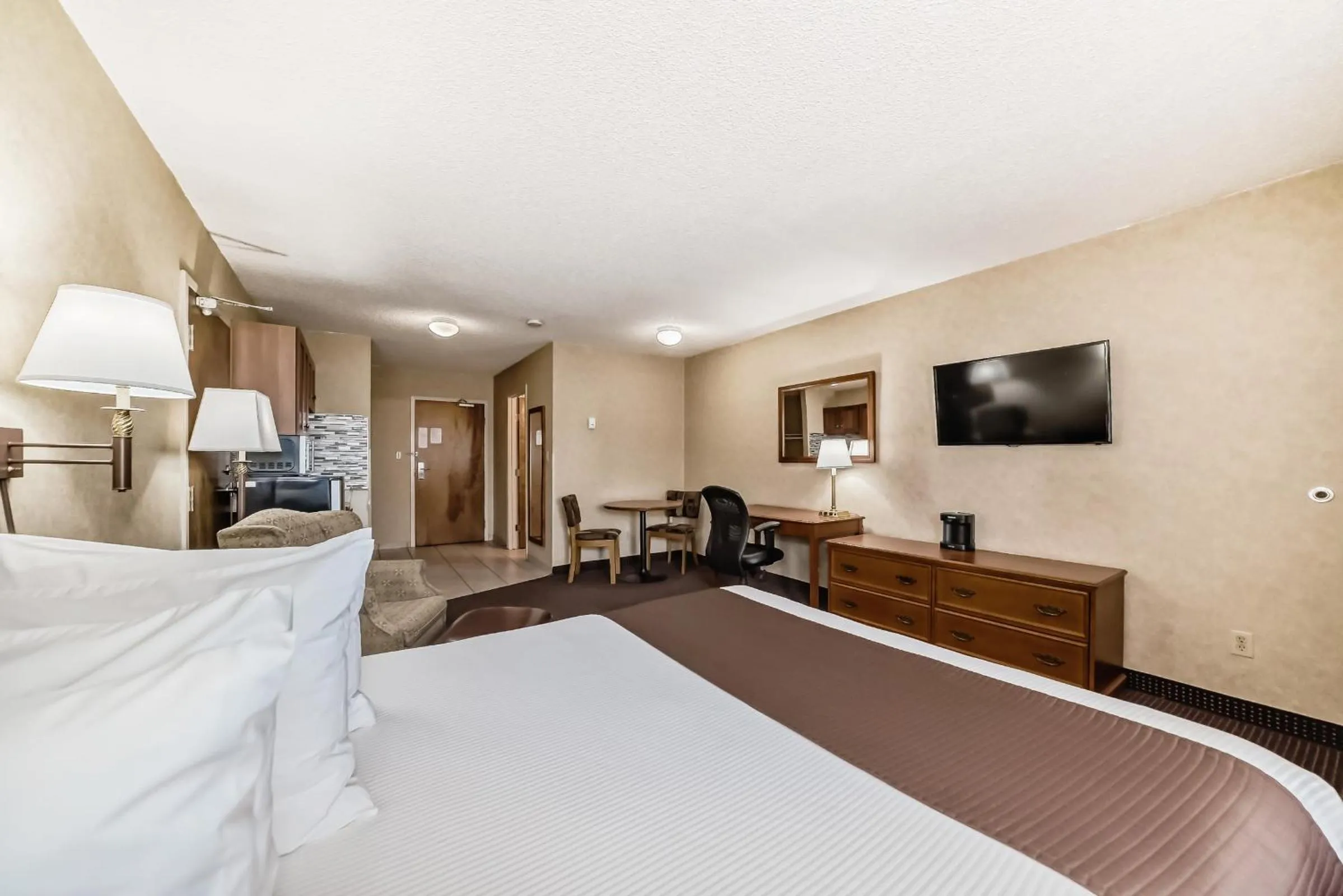 Photo of the whole room, Bed in Stony Plain Inn & Suites
