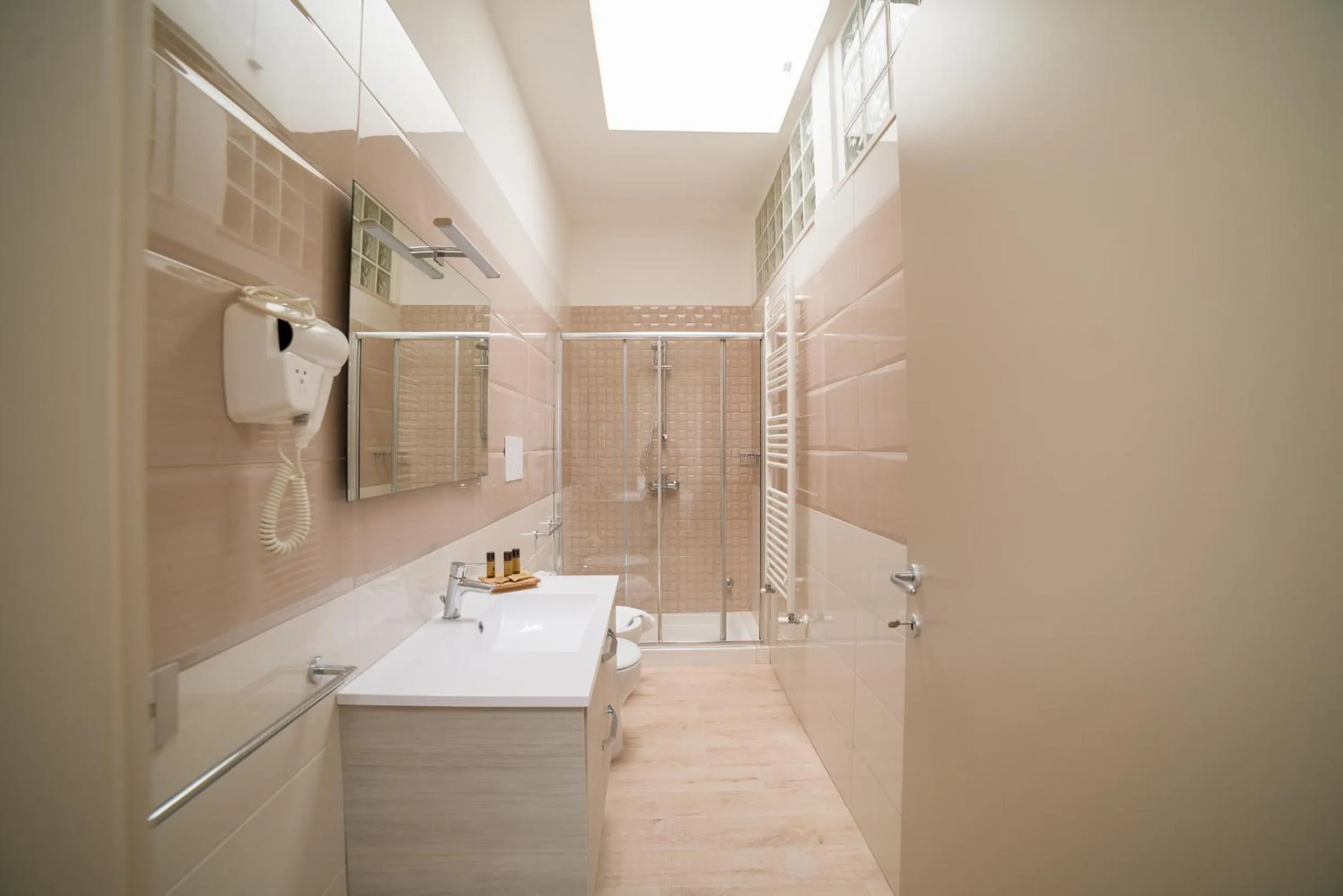 Shower in kamilia guestrooms