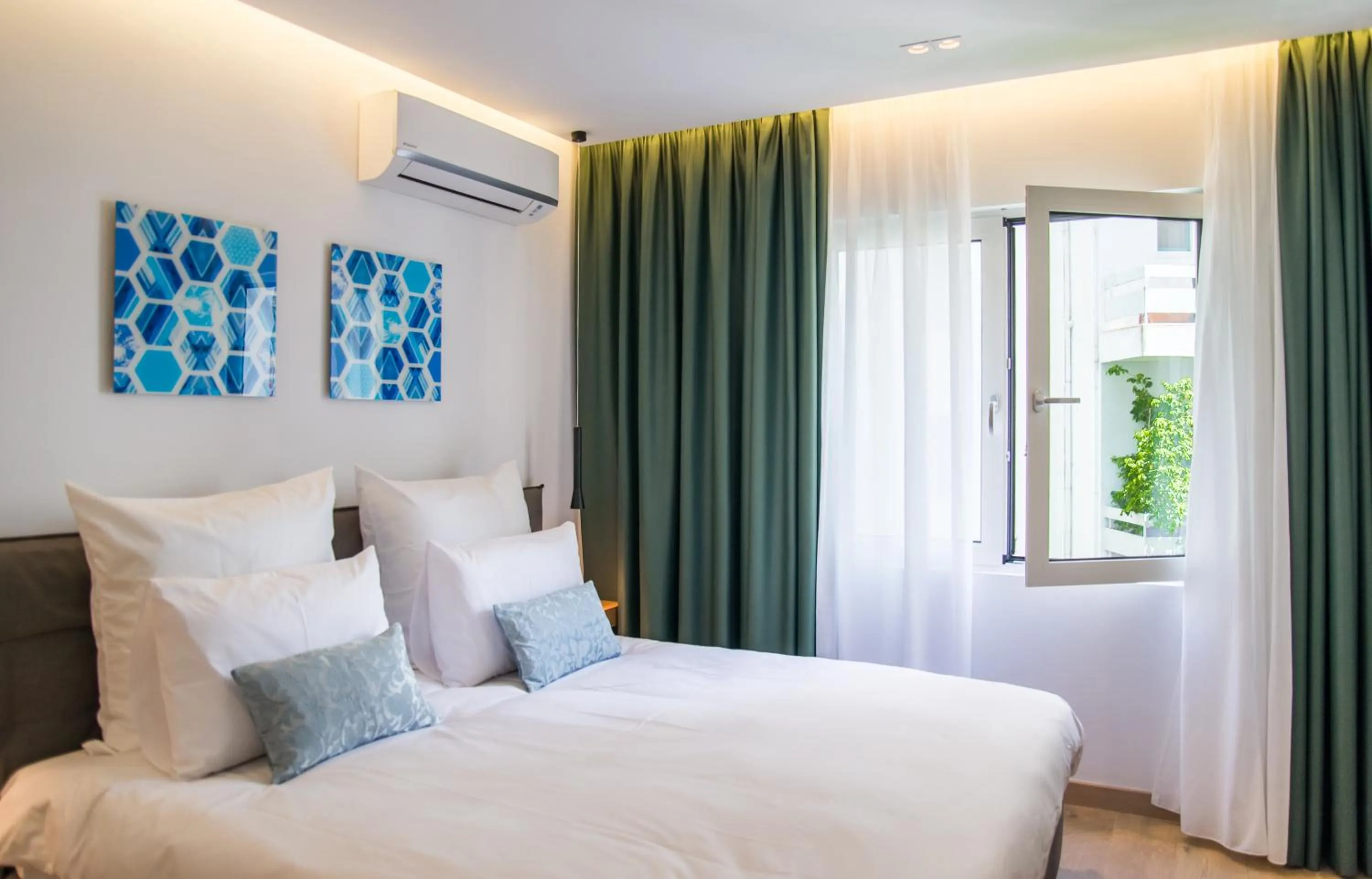 Bed in PINACOTA SUITES ATHENS