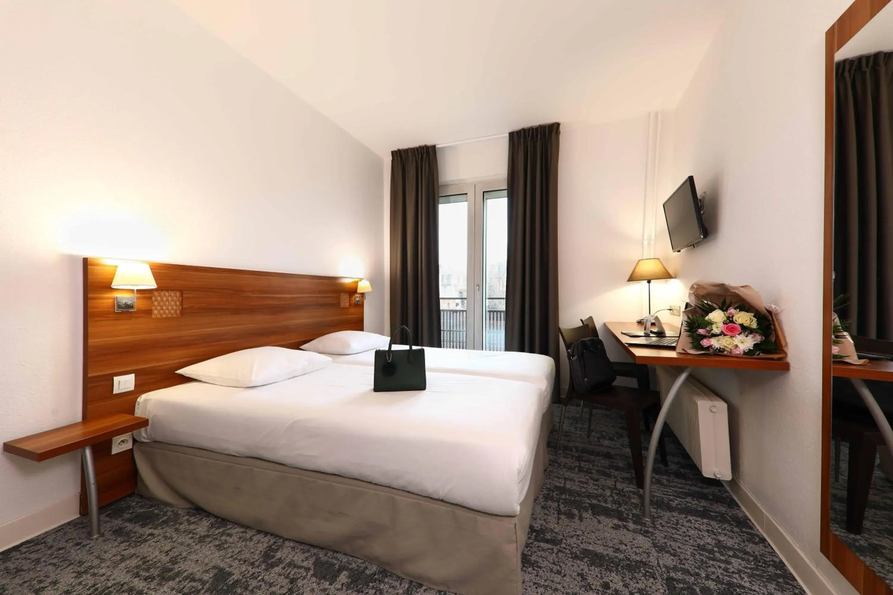 Property building, Bed in The Originals City, Hôtel Colmar Gare Property building, Bed in The Originals City, Hôtel Colmar Gare