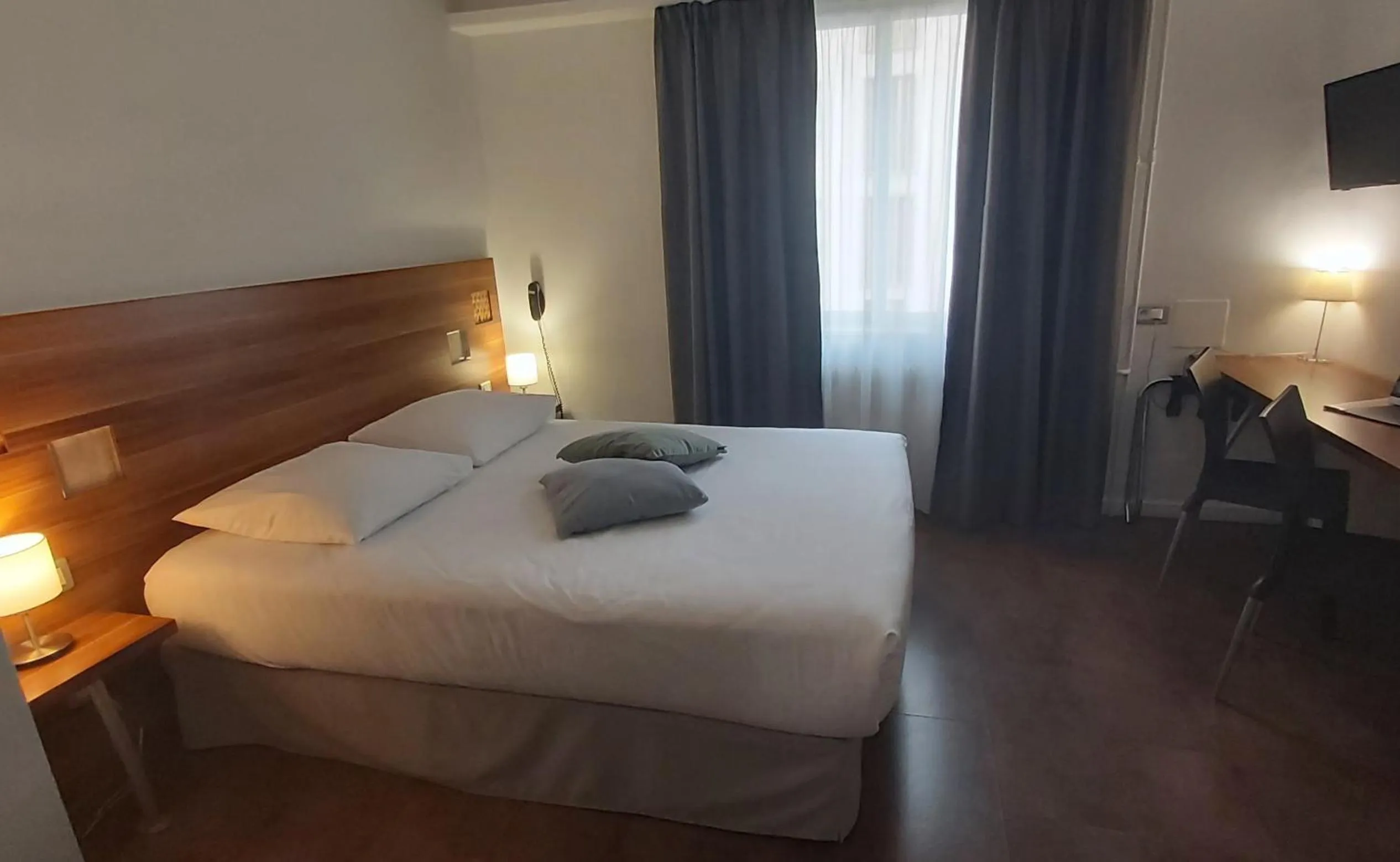 Photo of the whole room, Bed in The Originals City, Hôtel Colmar Gare