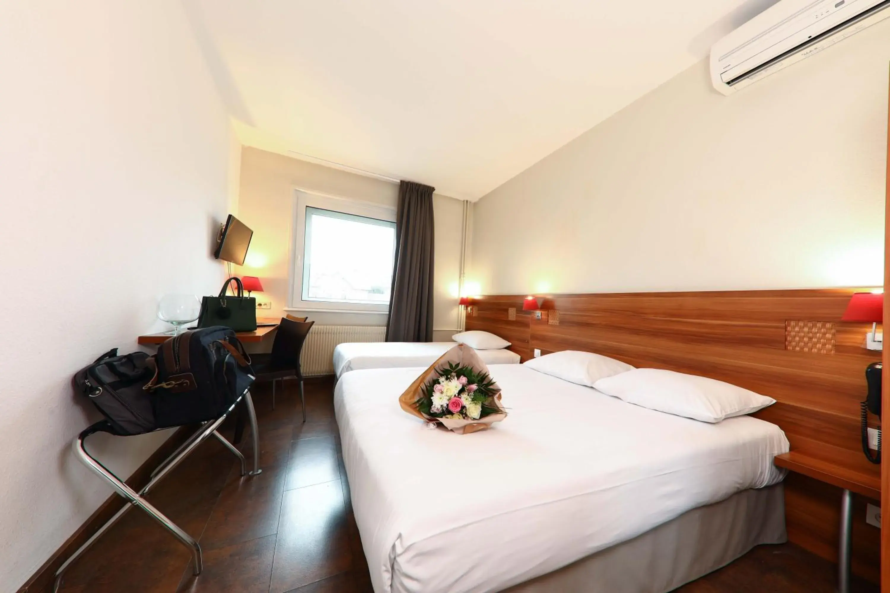 Property building, Bed in The Originals City, Hôtel Colmar Gare Property building, Bed in The Originals City, Hôtel Colmar Gare