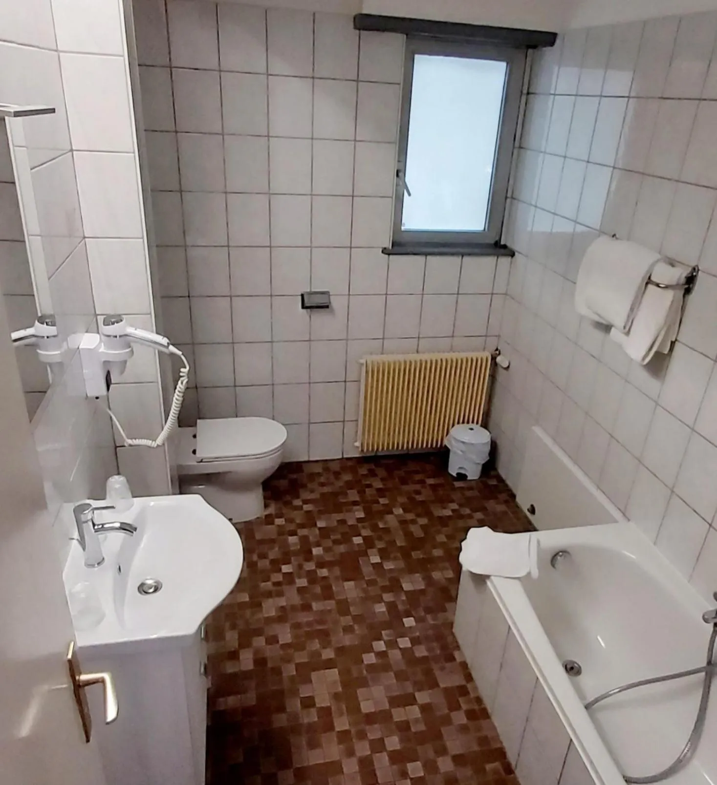 Toilet in The Originals City, Hôtel Colmar Gare