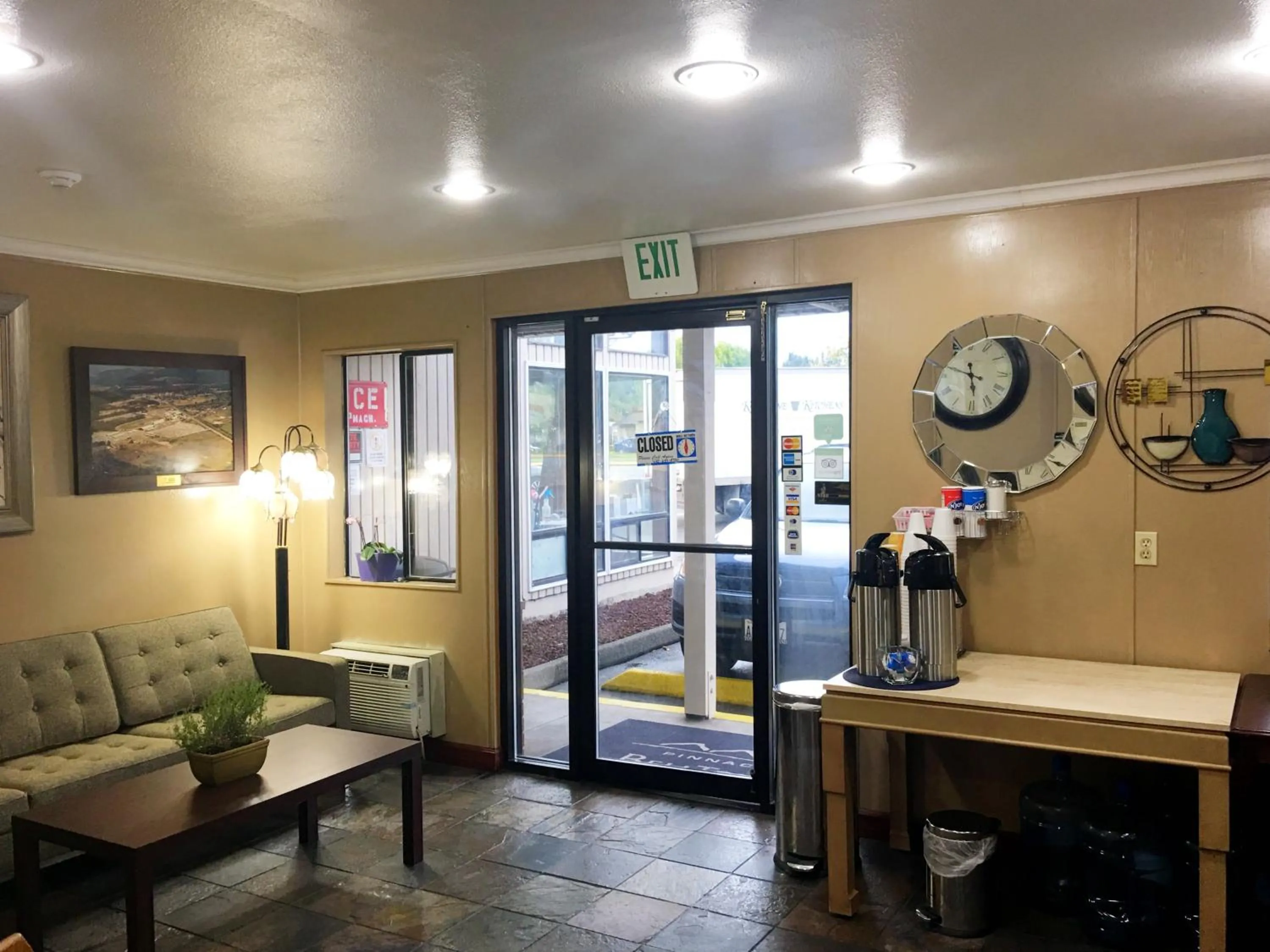 Communal lounge/ TV room in Fairground Inn