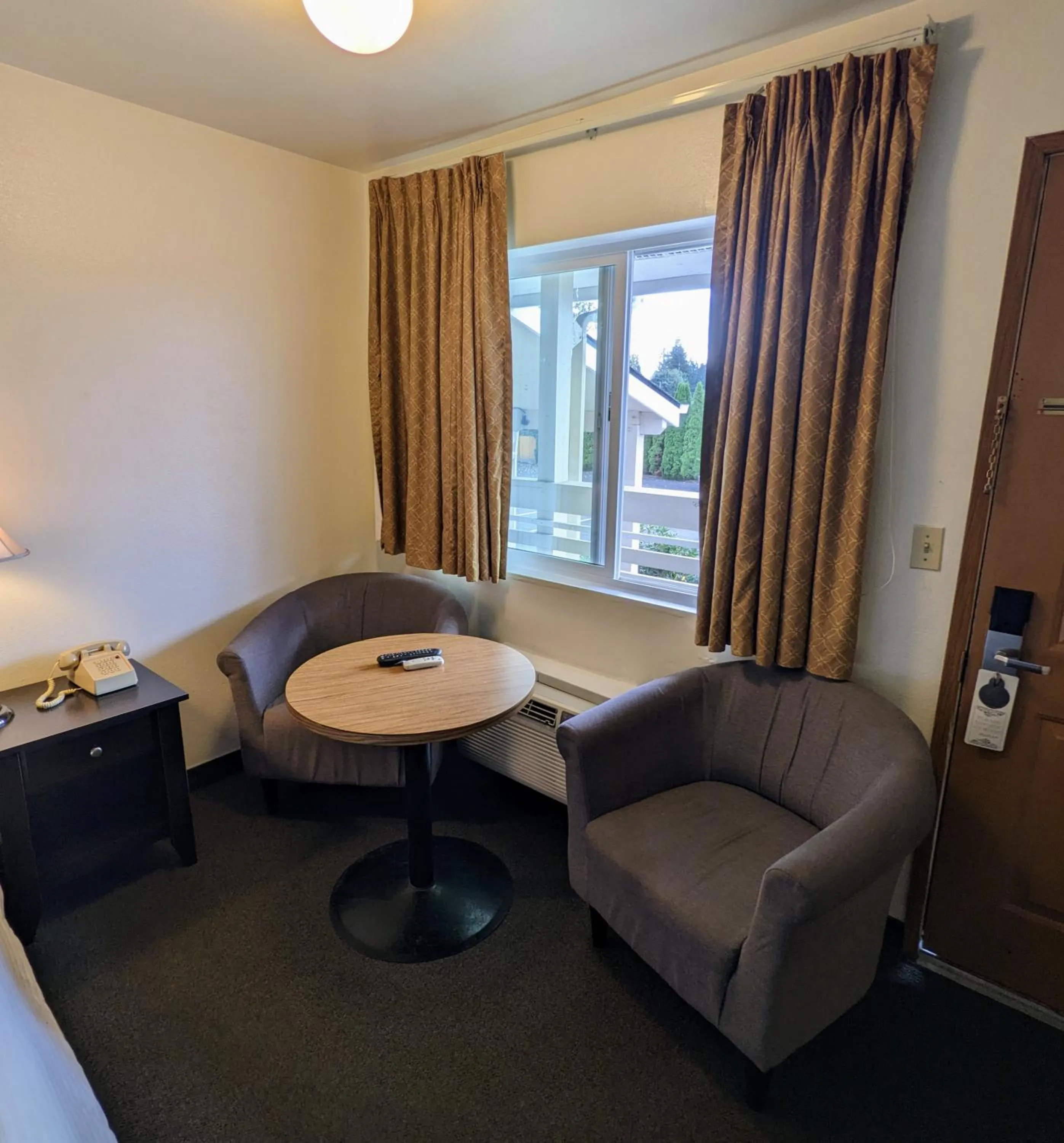 Seating area in Fairground Inn