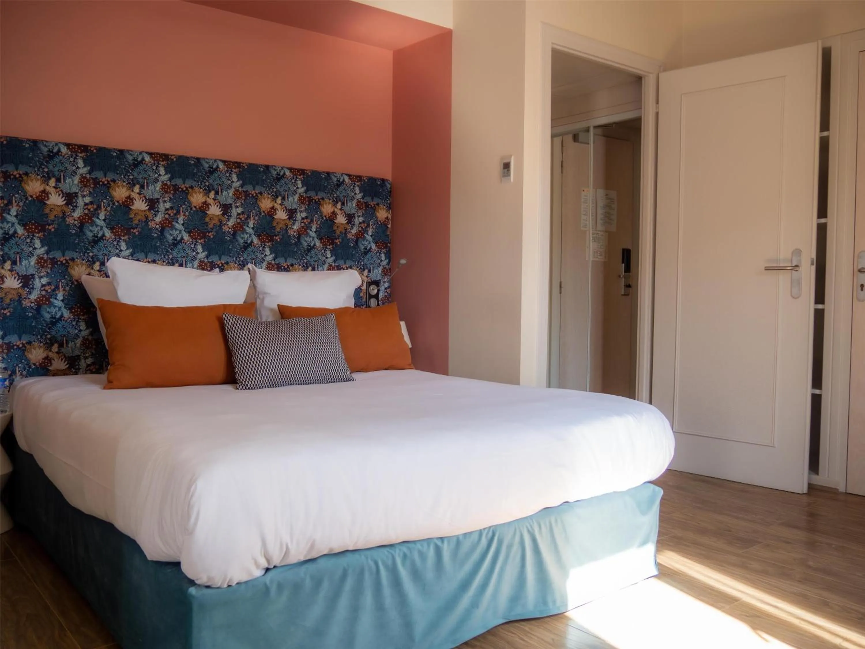 Bedroom, Bed in Hotel de la Bourse, Mulhouse Gare, Sure Hotel Collection by Best Western