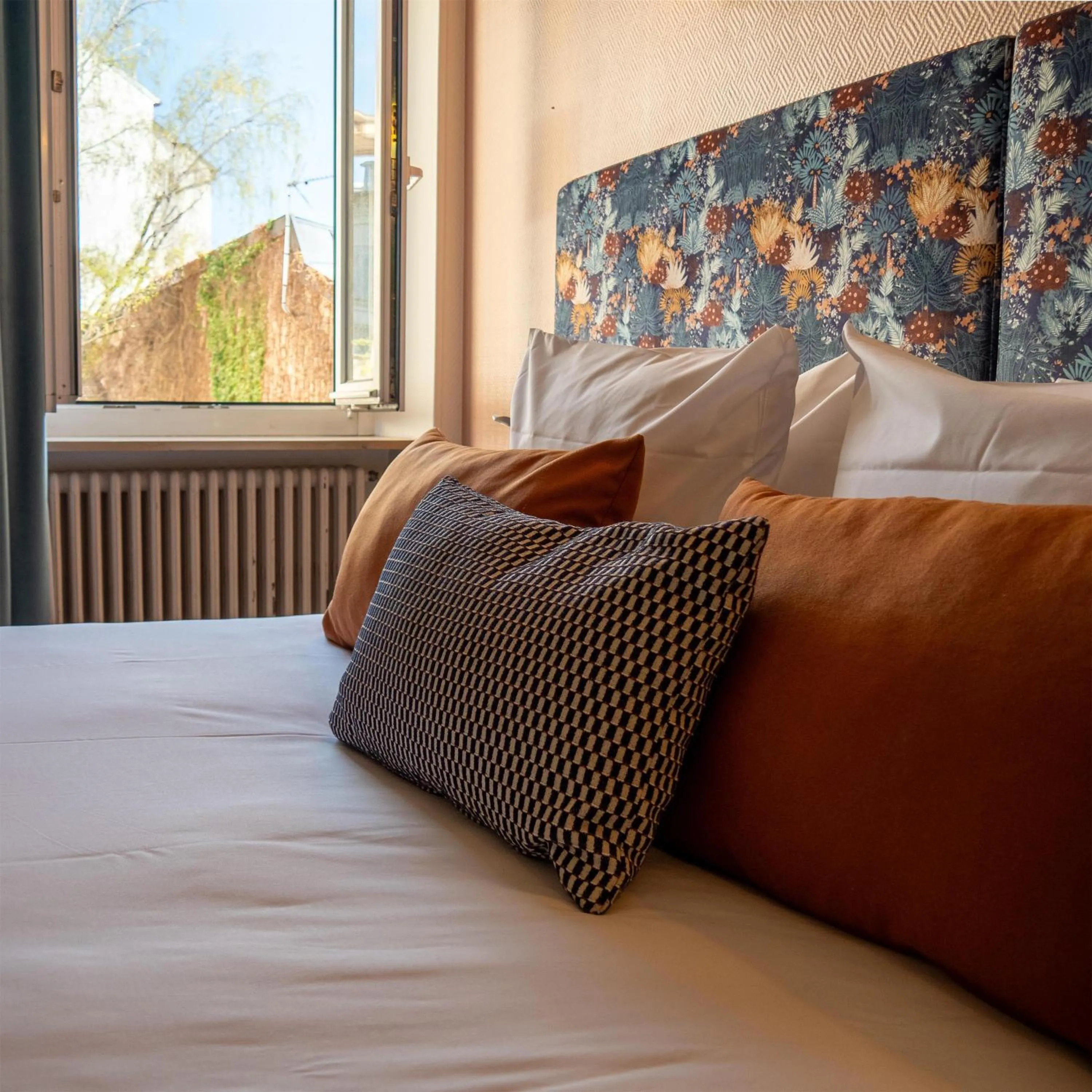 Bedroom, Bed in Hotel de la Bourse, Mulhouse Gare, Sure Hotel Collection by Best Western