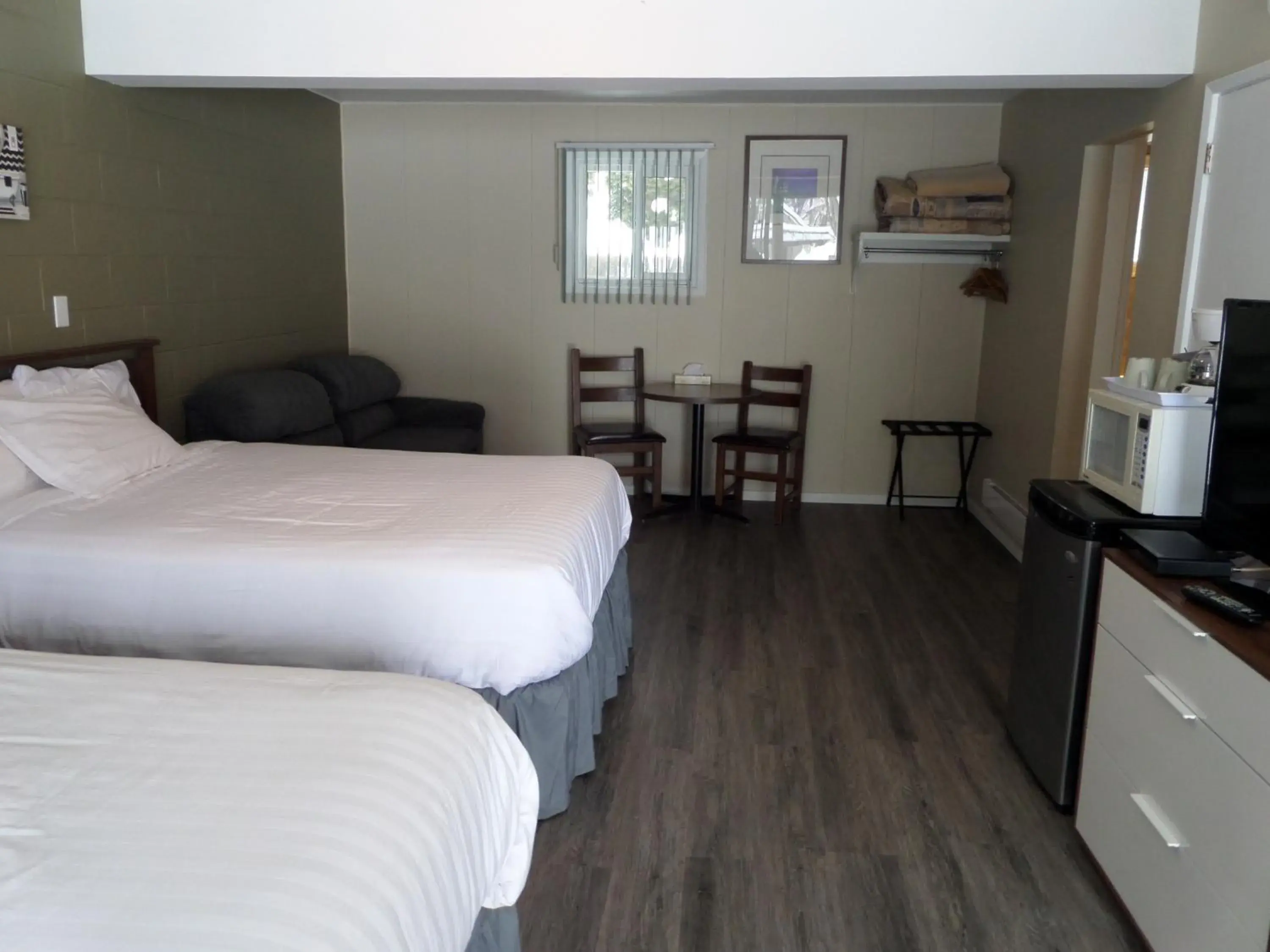 Standard Queen Room with Two Queen Beds in Ray Lyn Motel Standard Queen Room with Two Queen Beds in Ray Lyn Motel