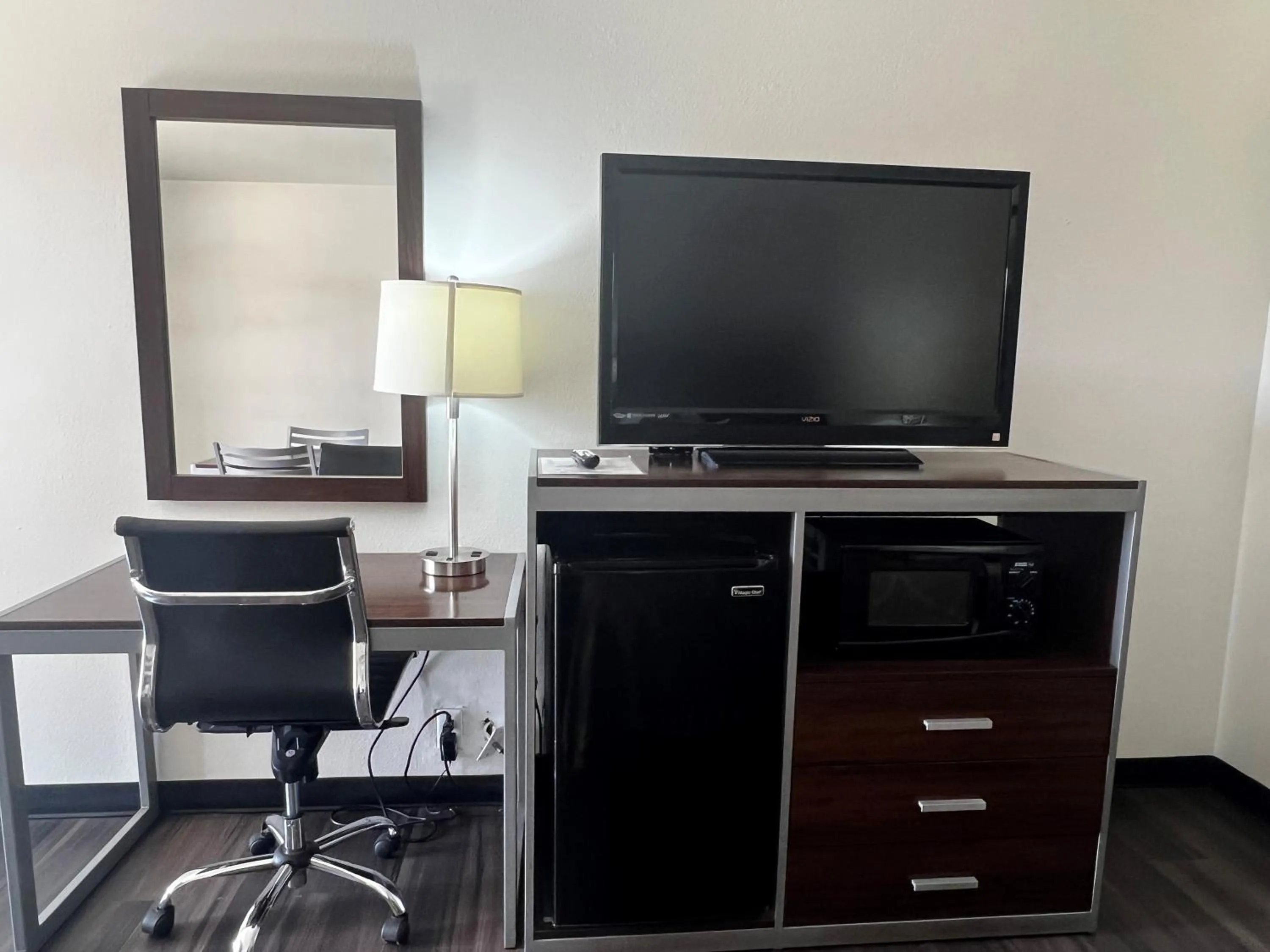 TV and multimedia in Super 8 by Wyndham Slidell