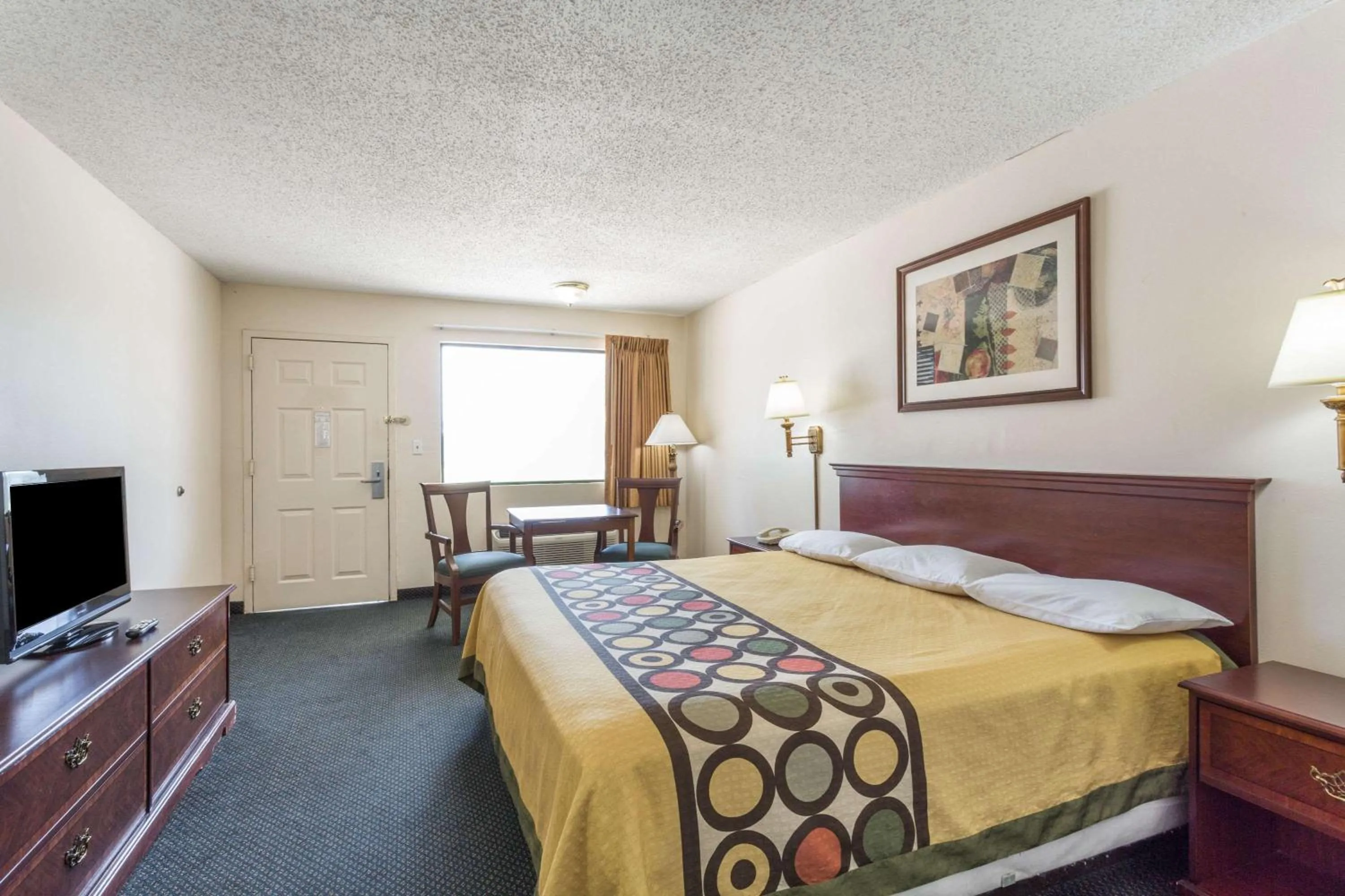 Photo of the whole room, Bed in Super 8 by Wyndham Slidell