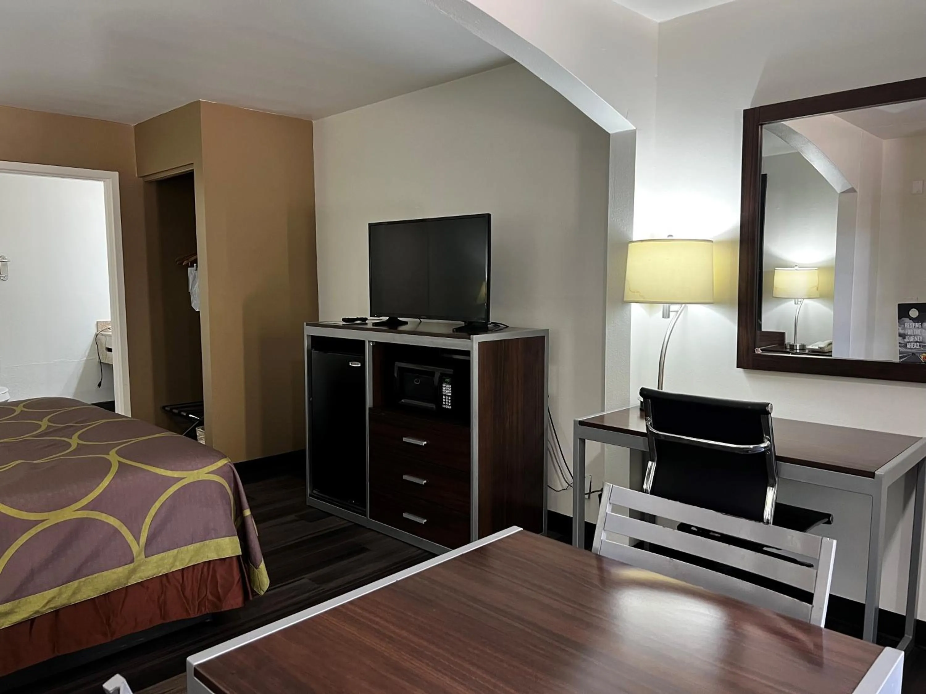 Bedroom, Bed in Super 8 by Wyndham Slidell