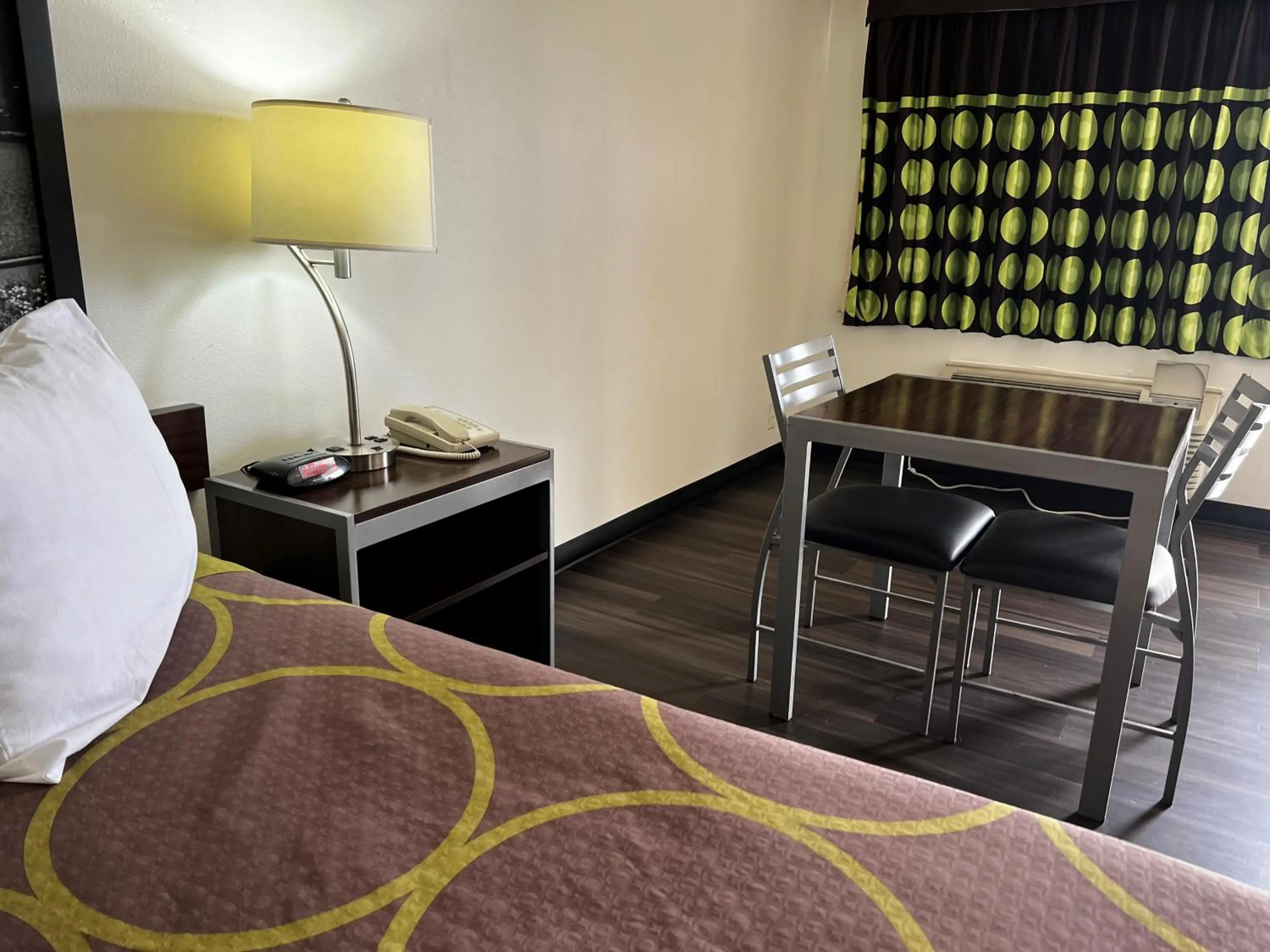 Bedroom, Bed in Super 8 by Wyndham Slidell